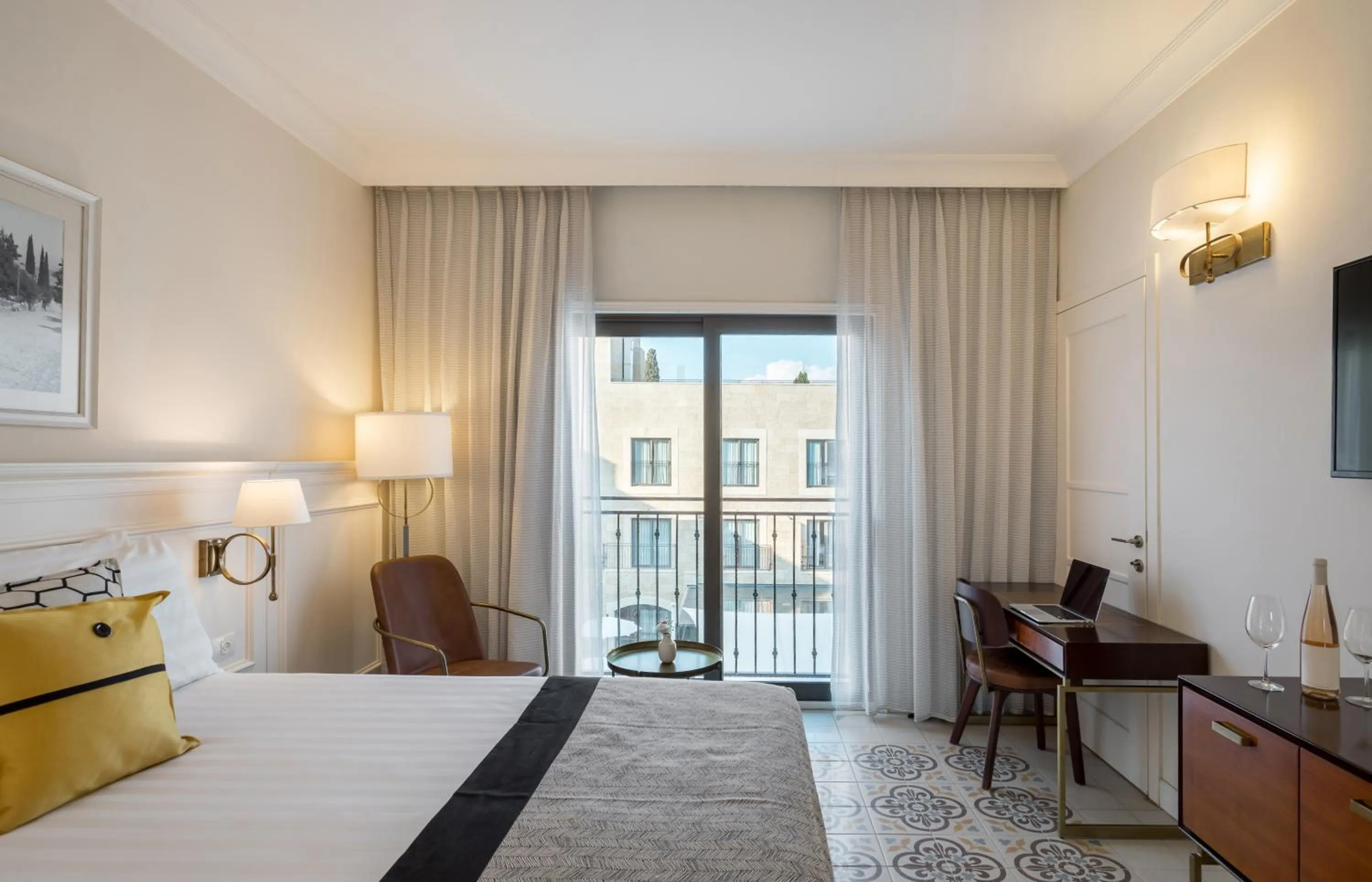 Photo of the whole room, Bed in Edmond Luxury Hotel & Spa