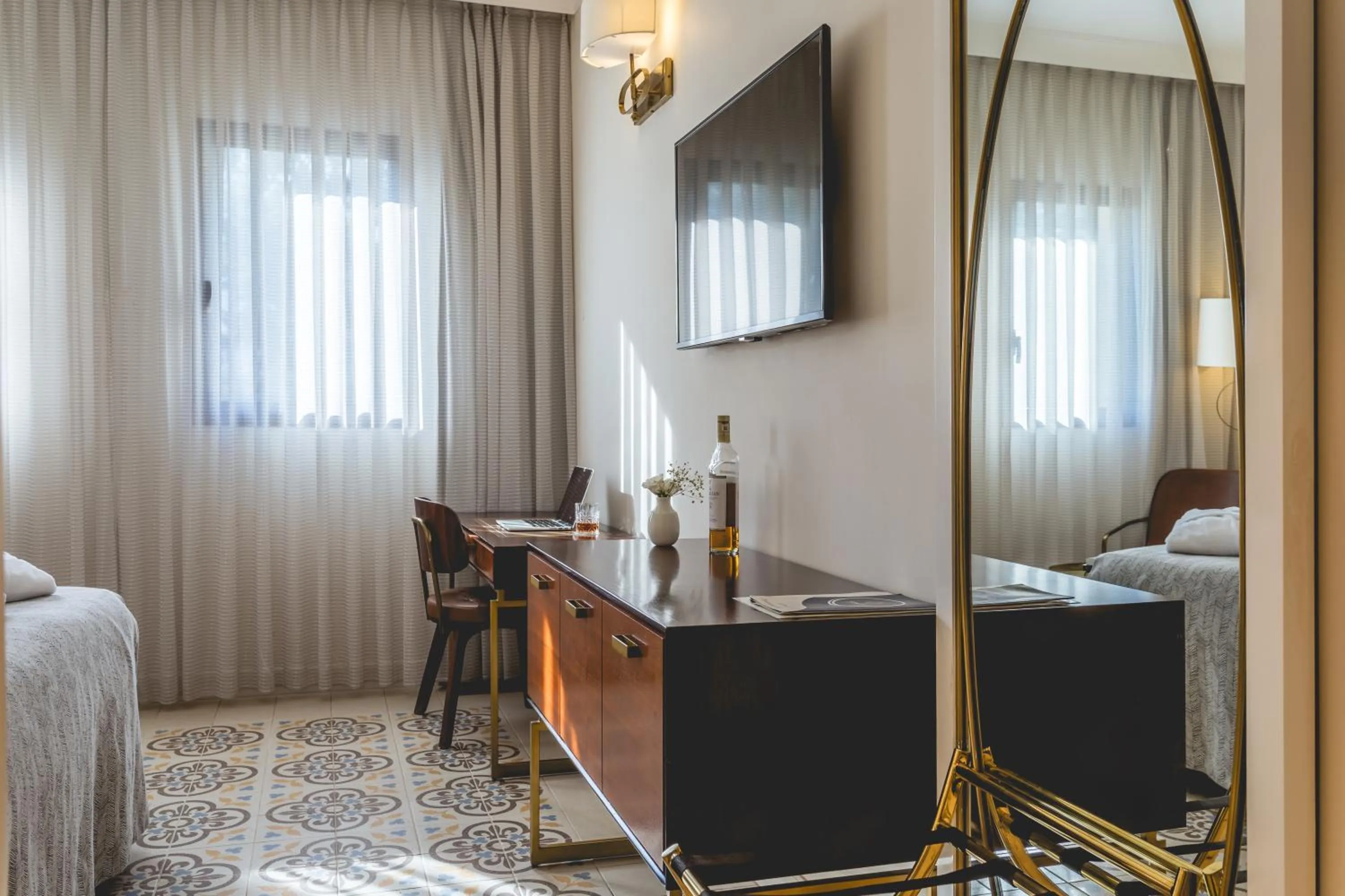 Photo of the whole room, Bed in Edmond Luxury Hotel & Spa