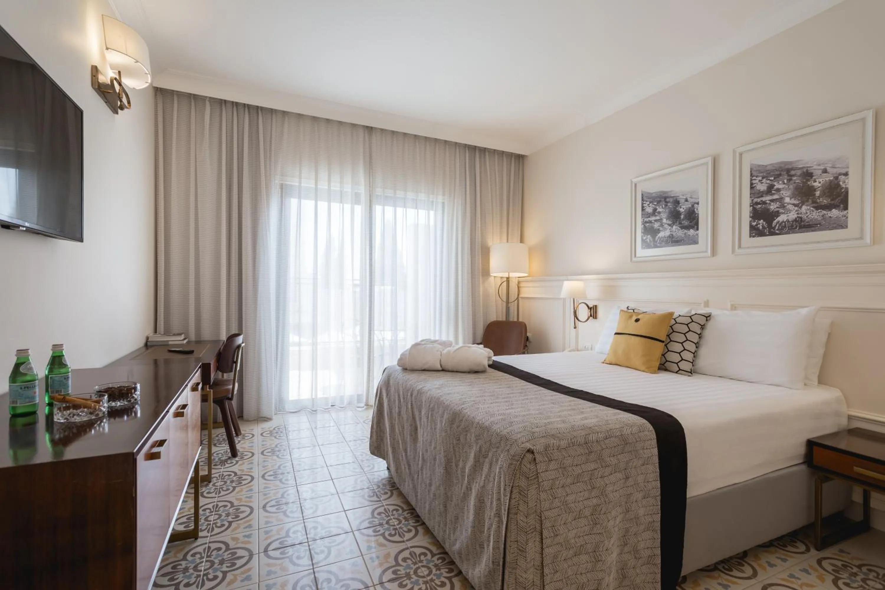 Photo of the whole room, Bed in Edmond Luxury Hotel & Spa