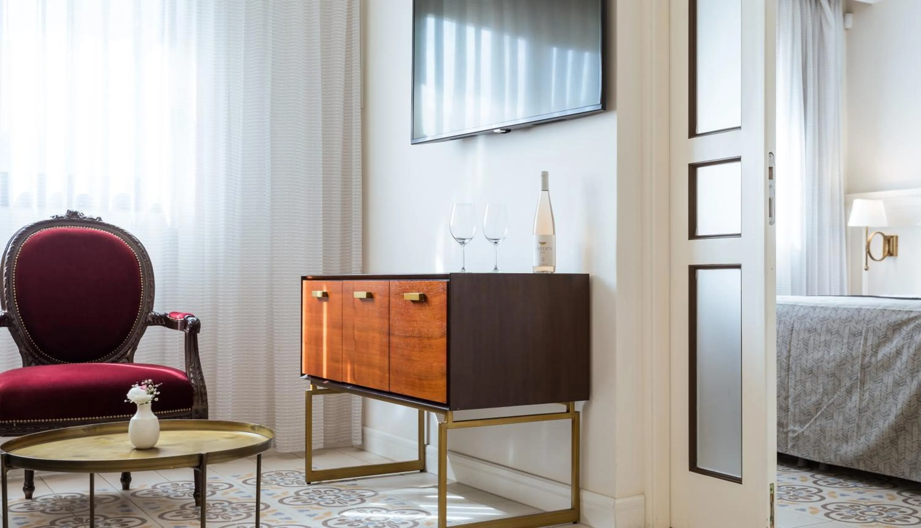 Photo of the whole room, Bed in Edmond Luxury Hotel & Spa