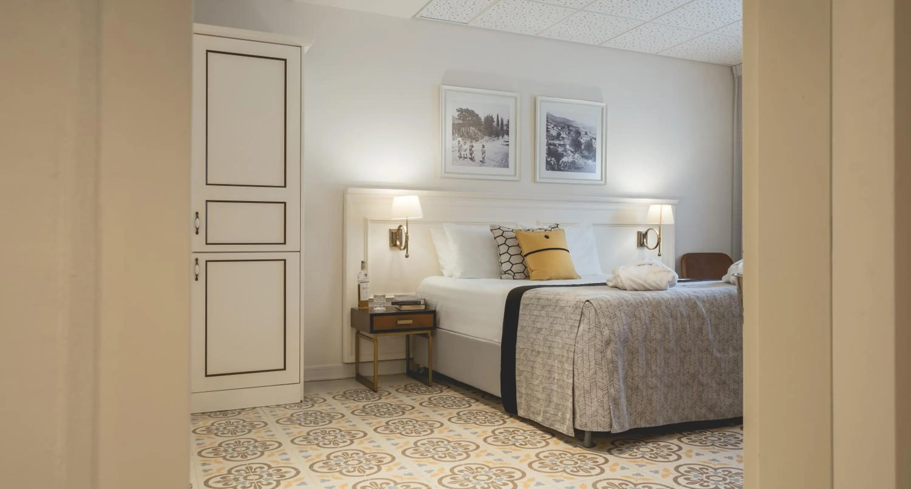 Photo of the whole room, Bed in Edmond Luxury Hotel & Spa