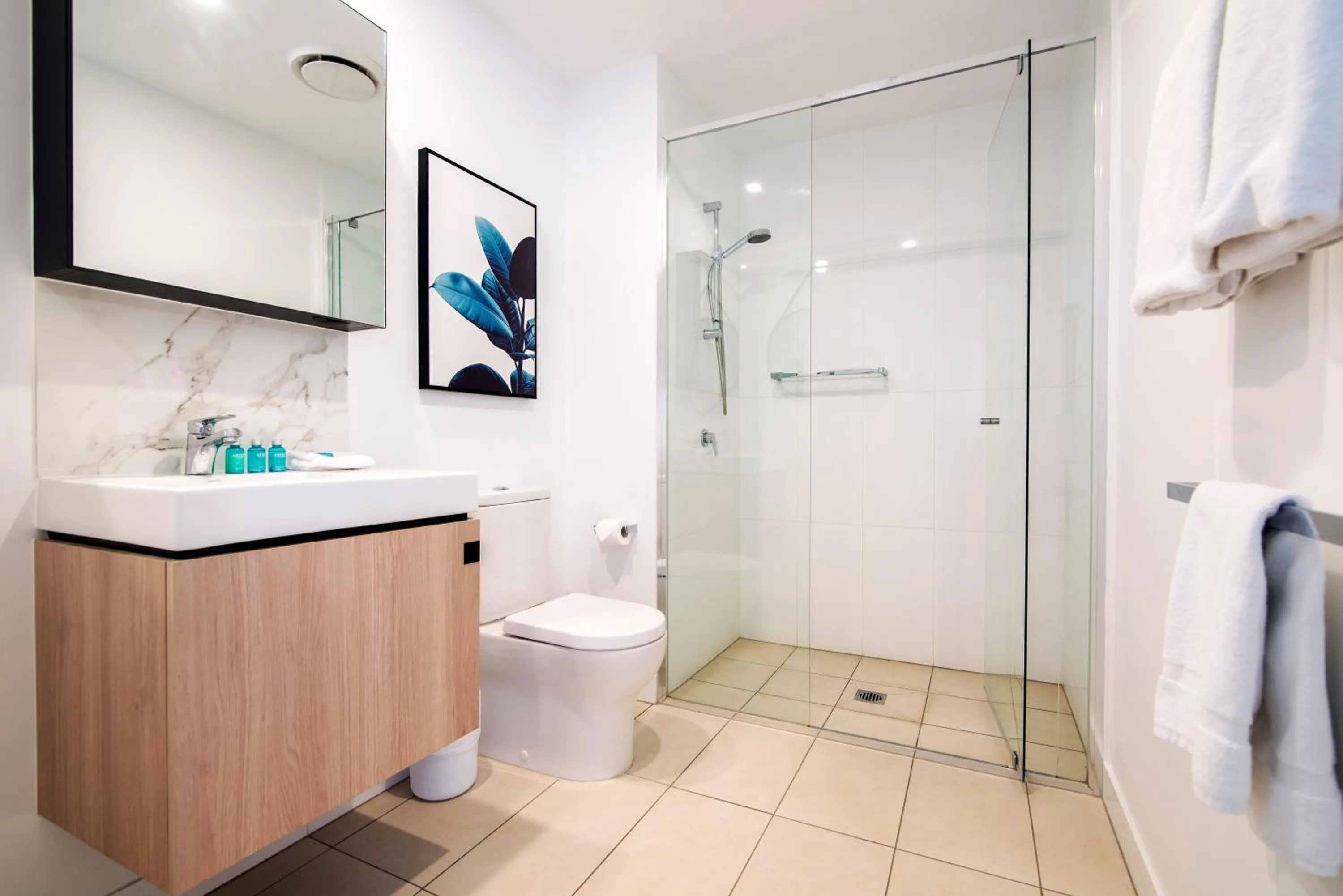 Toilet in Hope Street Apartments by CLLIX