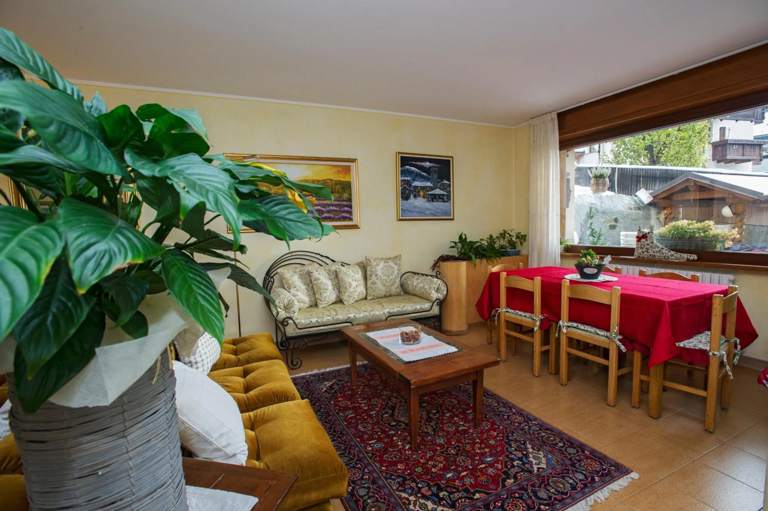 Communal lounge/ TV room in Hotel Silene Parking and Garage