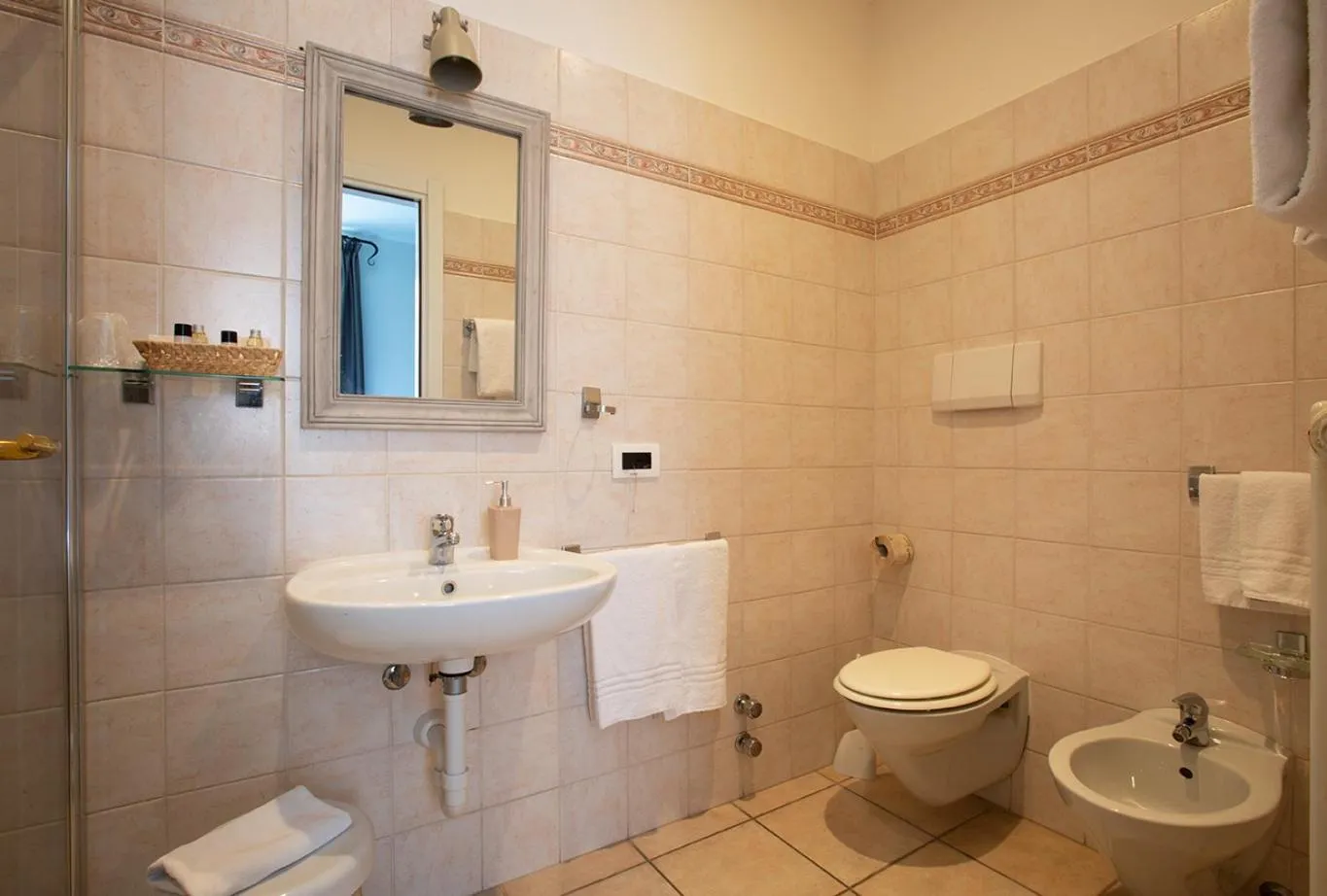 Toilet in Hotel Orso Bruno