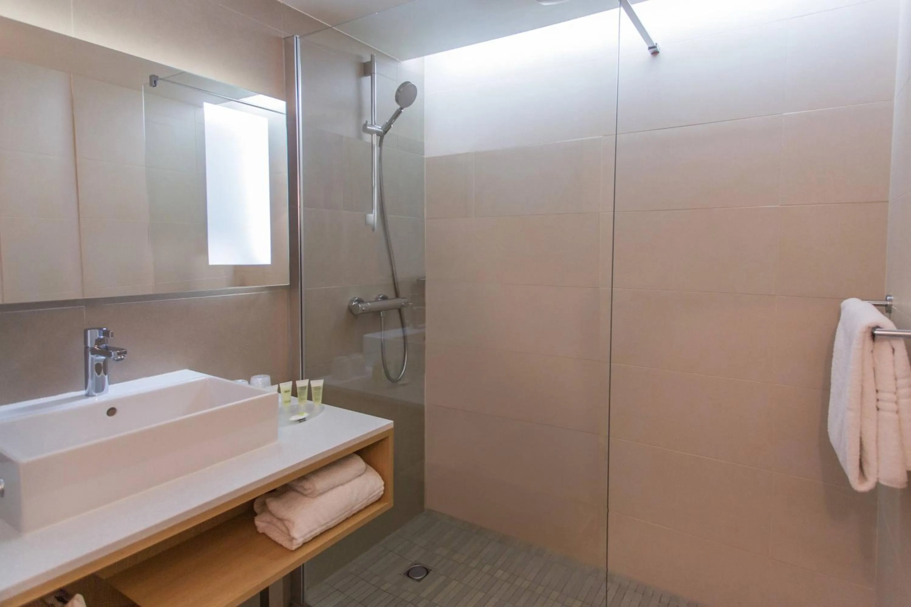 Bathroom in Courtyard by Marriott Montpellier