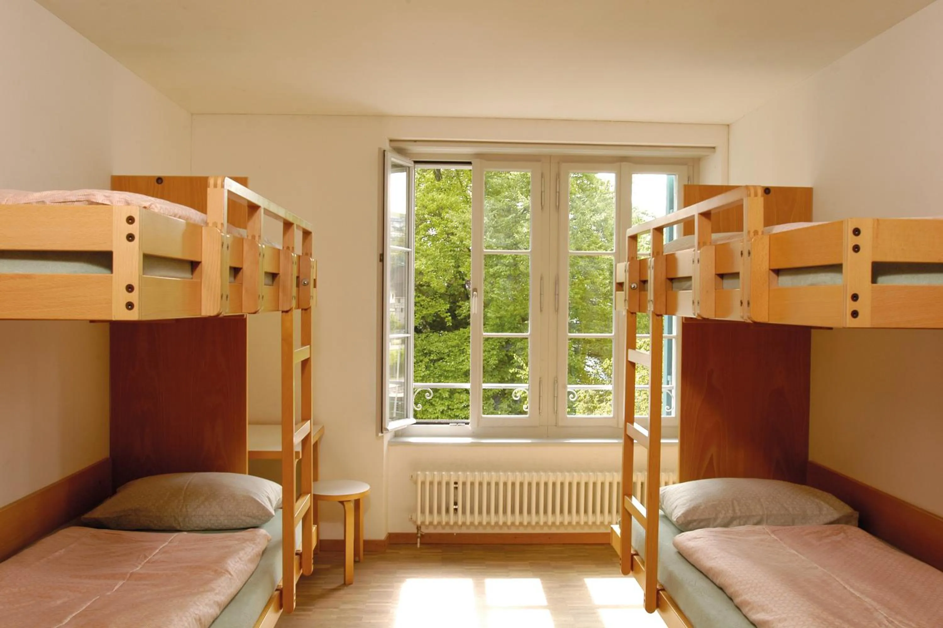 Photo of the whole room, Bed in Richterswil Youth Hostel
