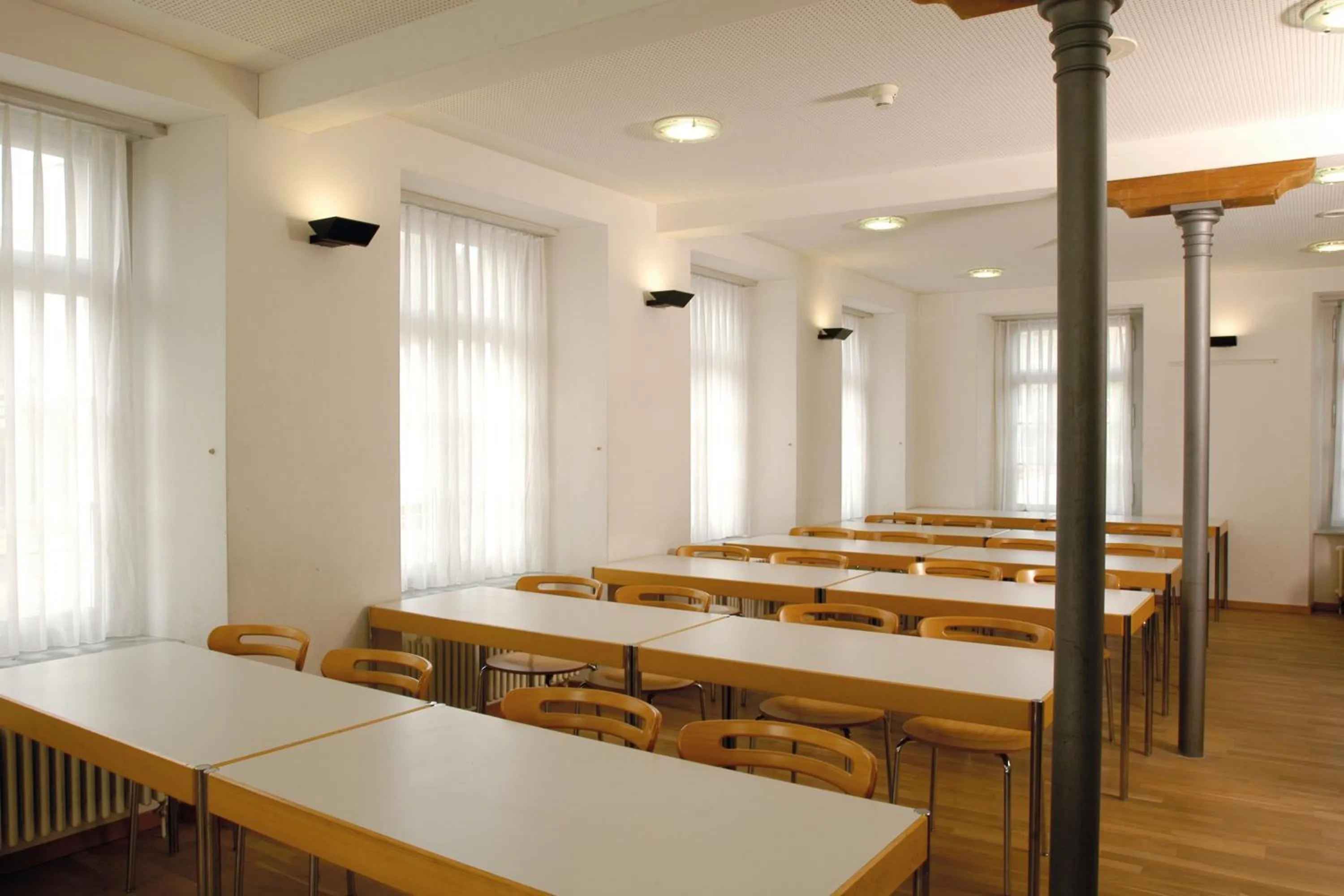 Communal lounge/ TV room in Richterswil Youth Hostel