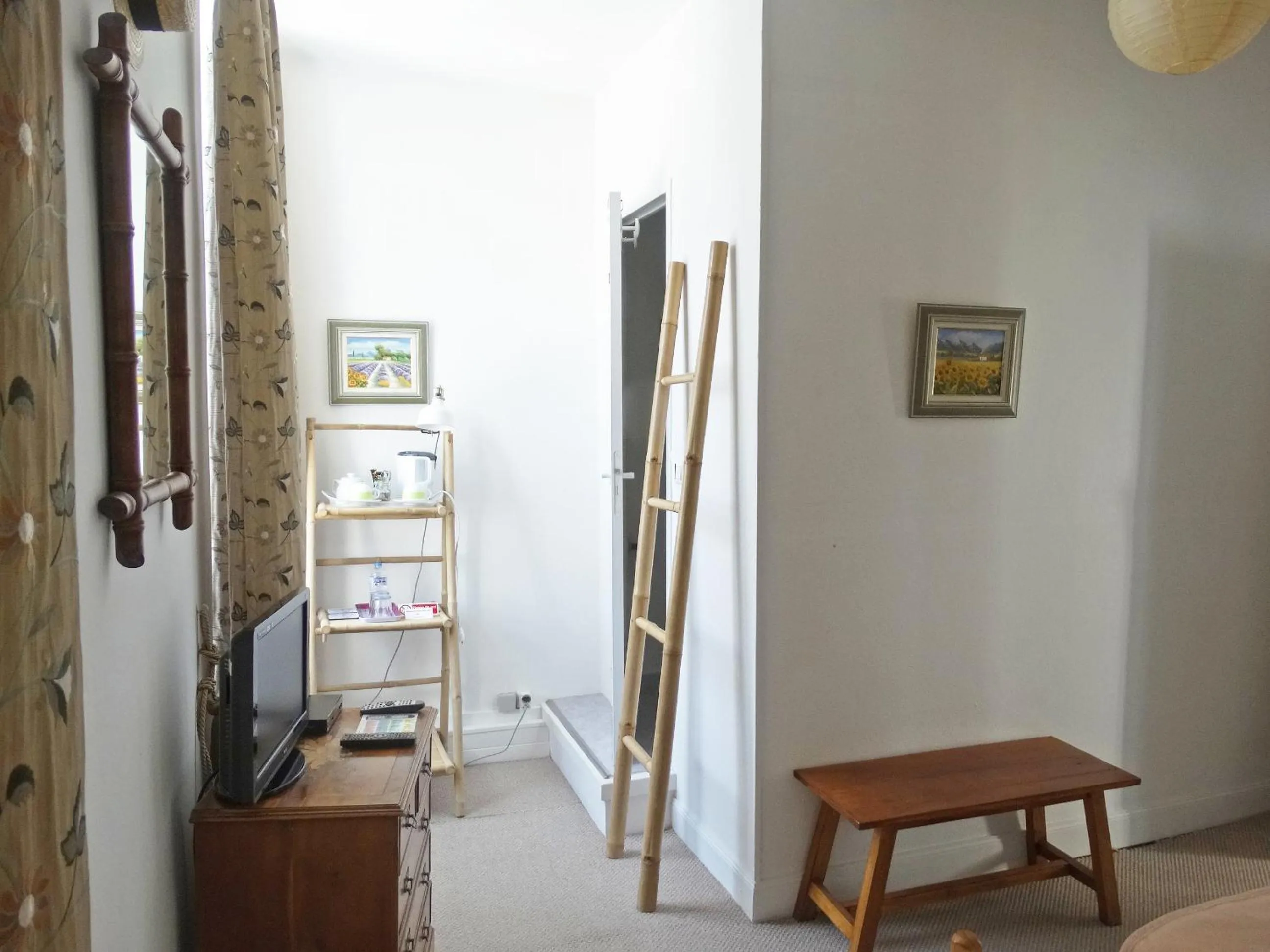 Bedroom in Maison de Fortitude Chambres d'hotes