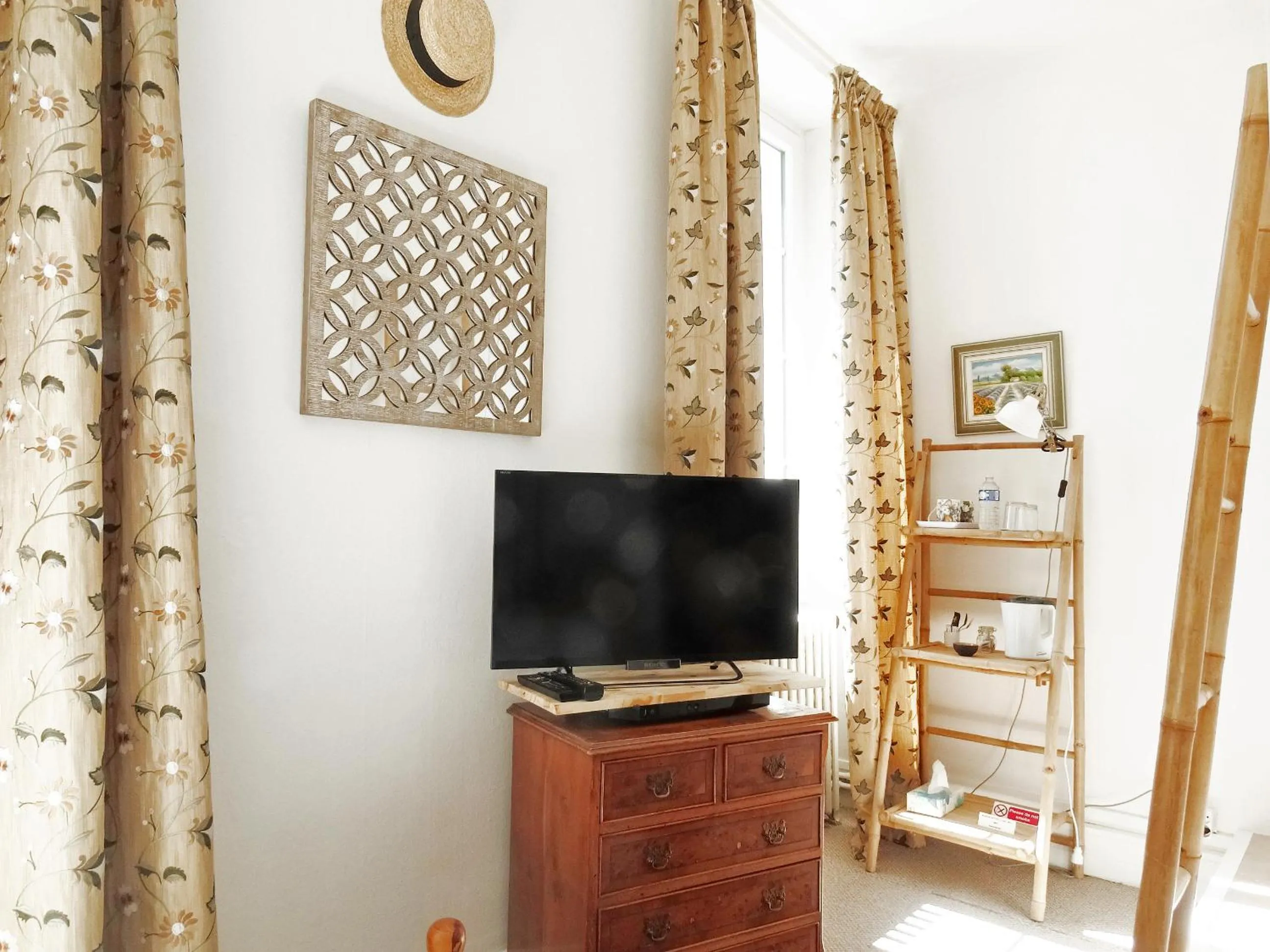 TV and multimedia in Maison de Fortitude Chambres d'hotes