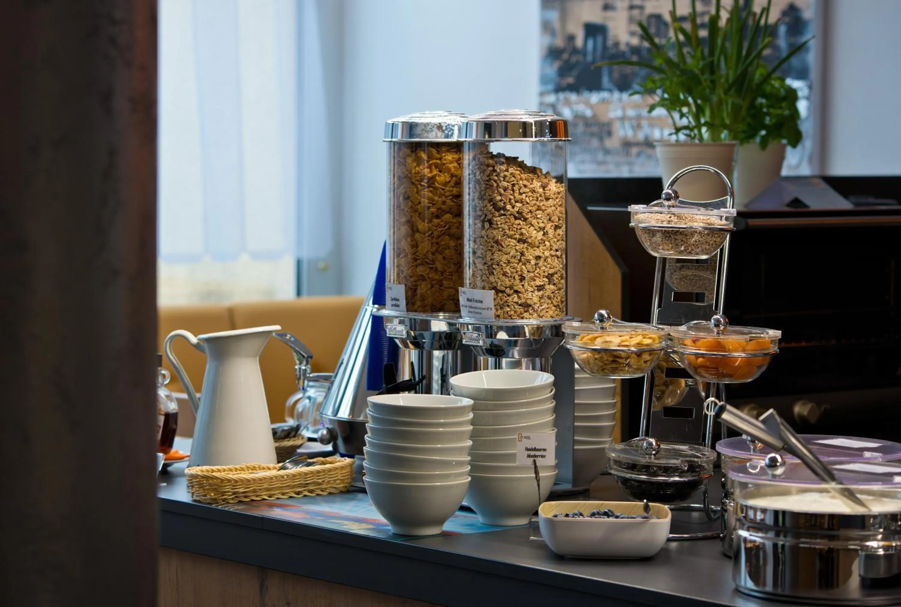 Restaurant/places to eat in City Hotel