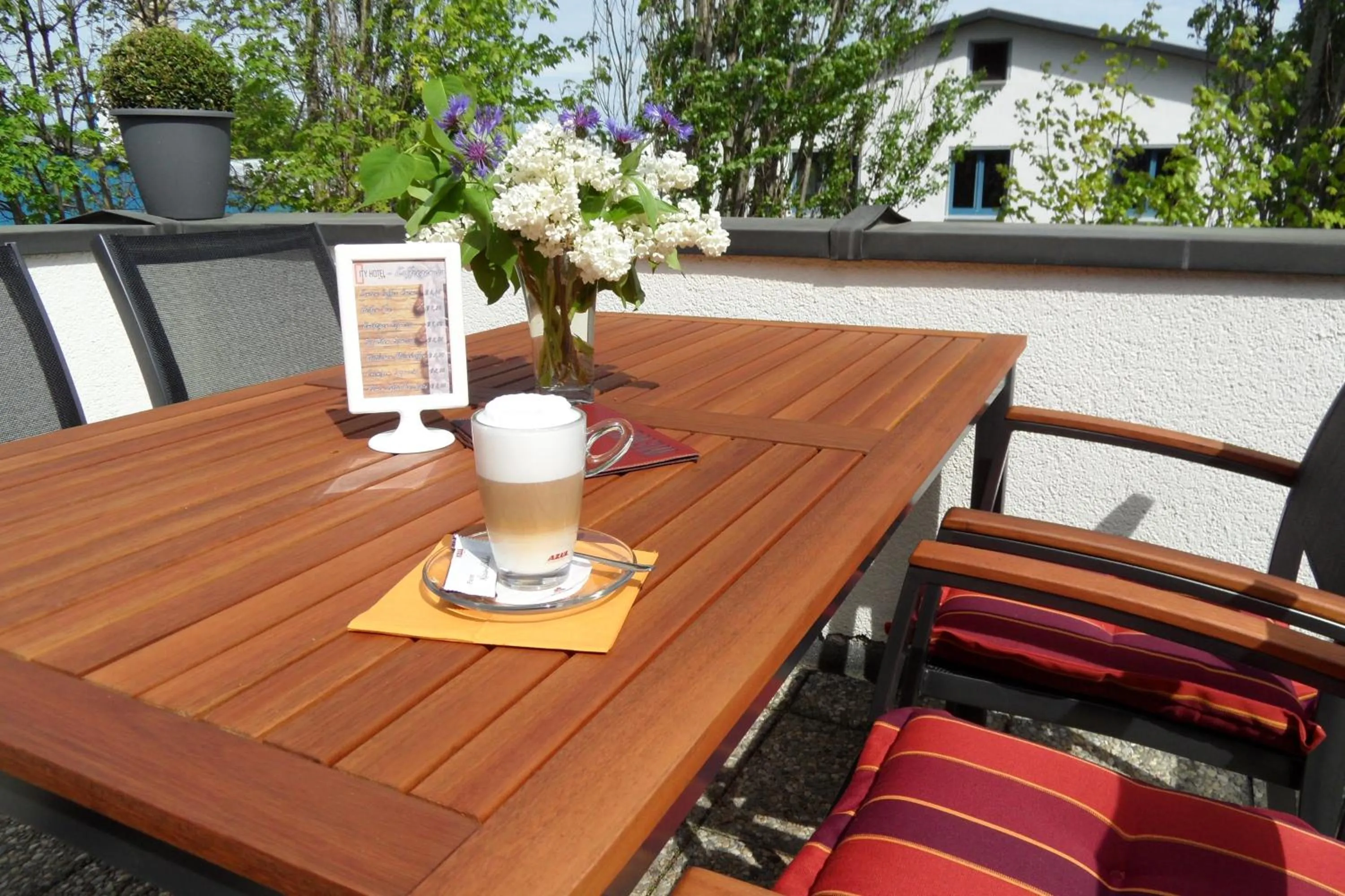 Restaurant/places to eat in City Hotel