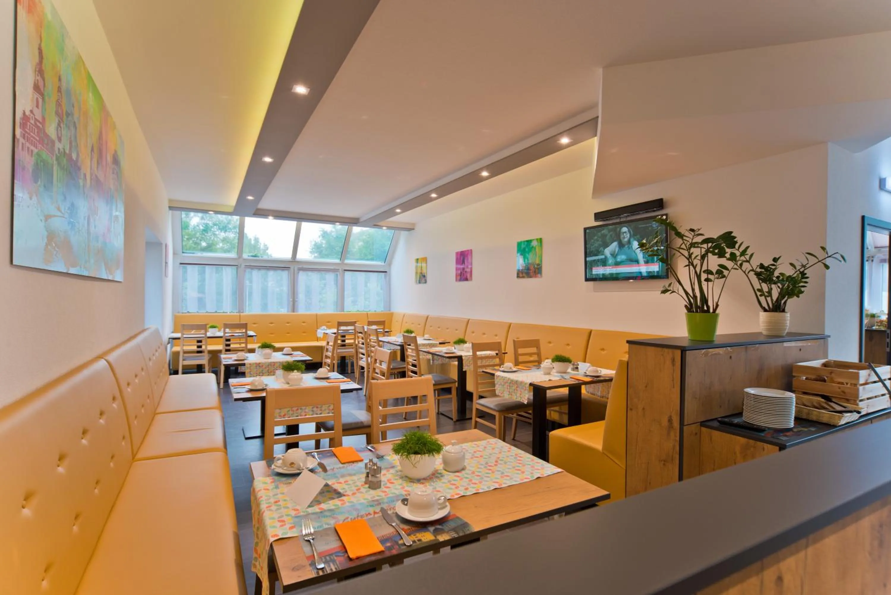 Restaurant/places to eat in City Hotel