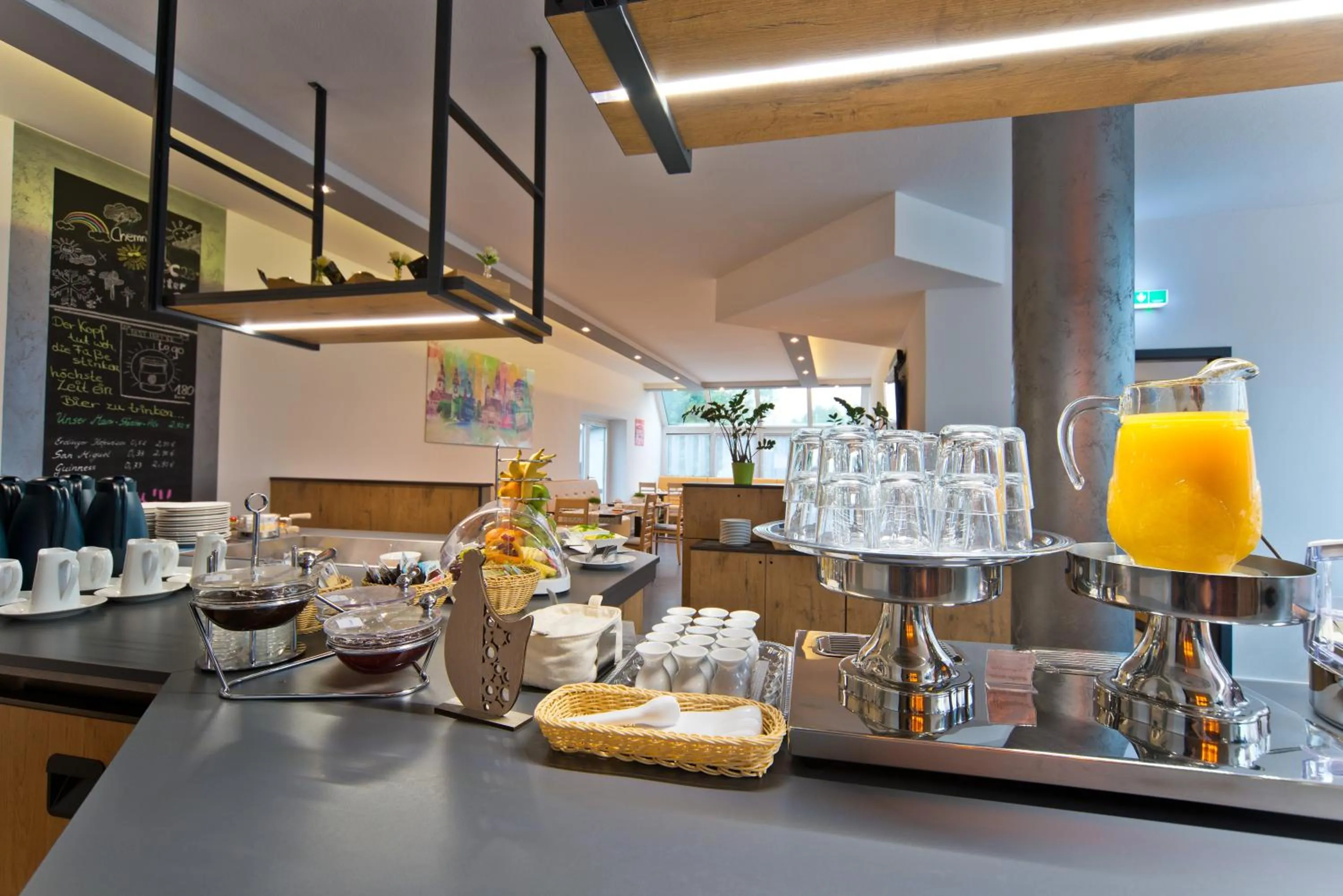 Restaurant/places to eat in City Hotel