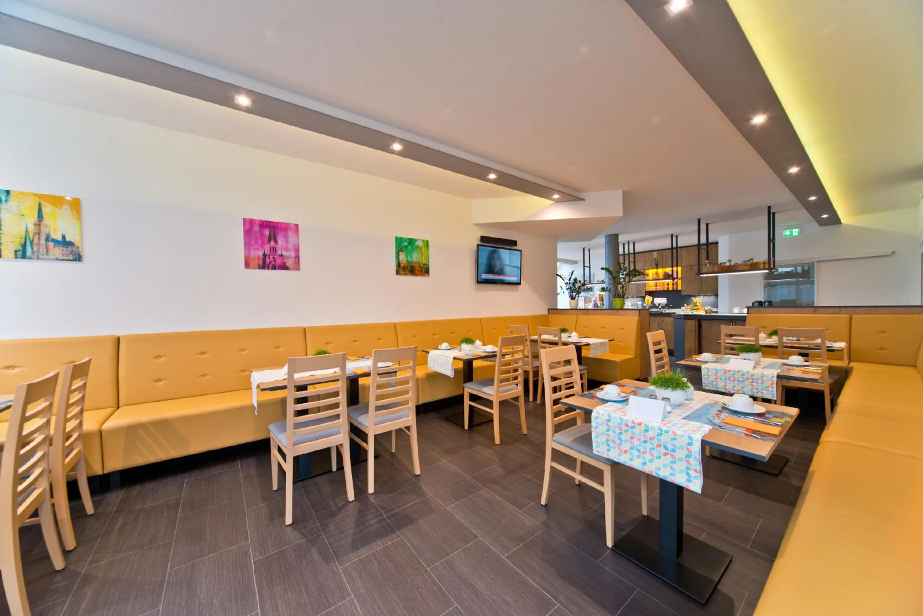 Restaurant/places to eat in City Hotel