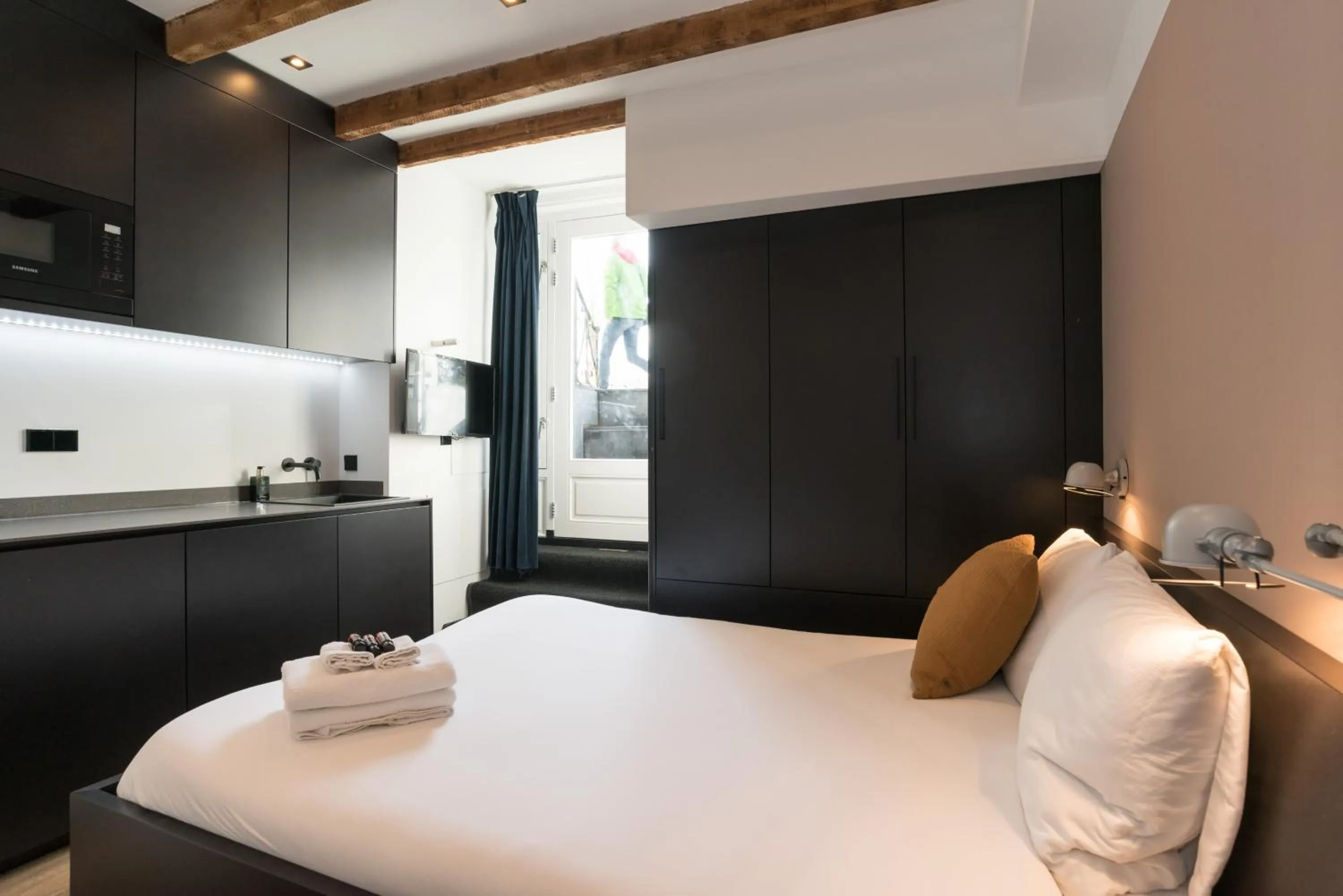 Bed in City centre studio canal belt