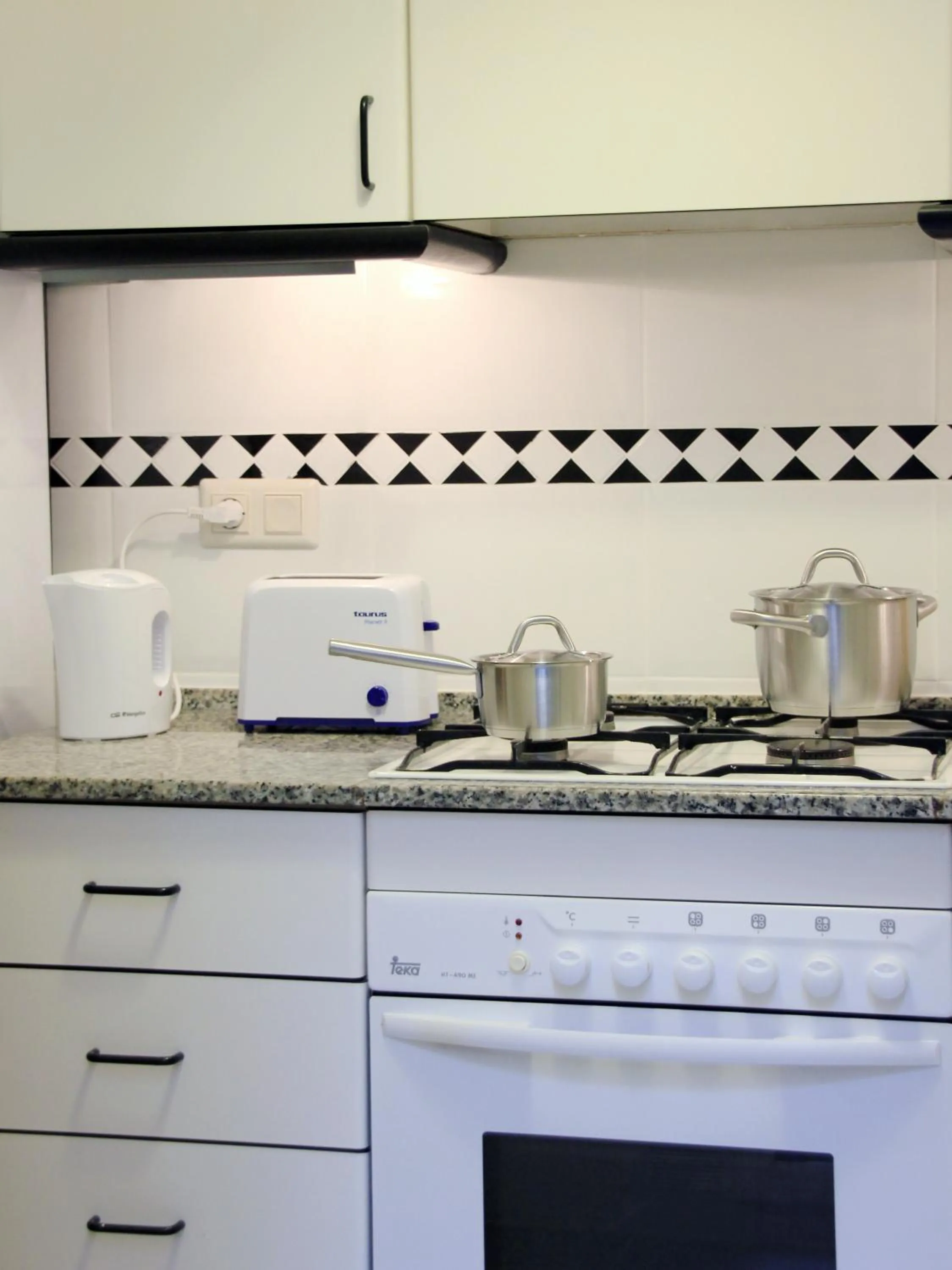 Kitchen or kitchenette in Alguera Apartments Napols