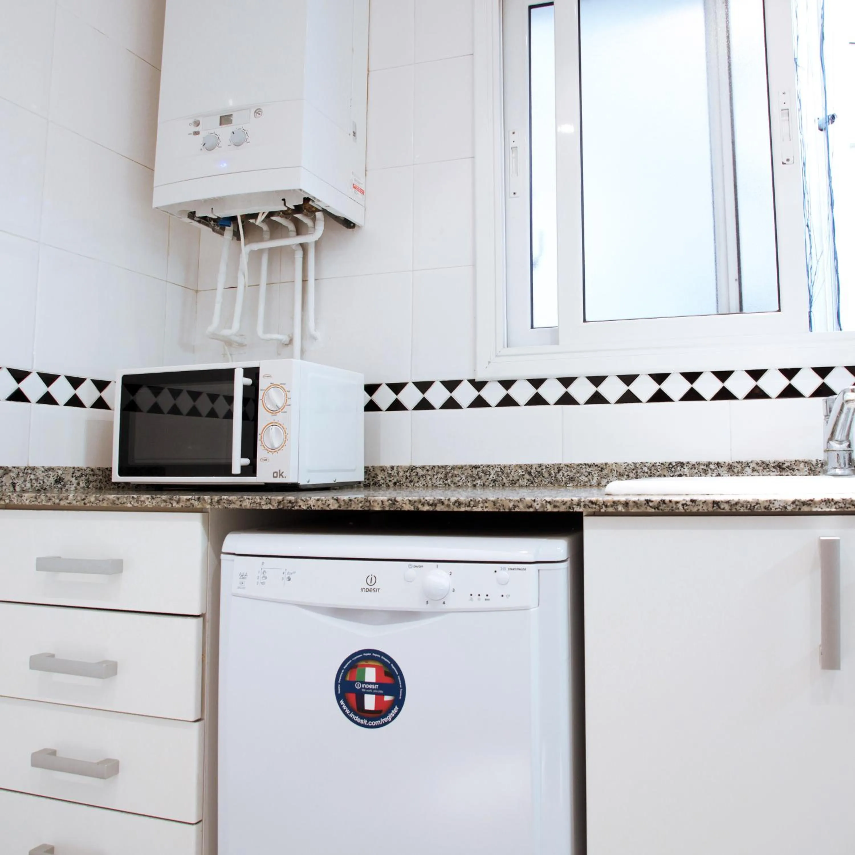 Kitchen or kitchenette in Alguera Apartments Napols