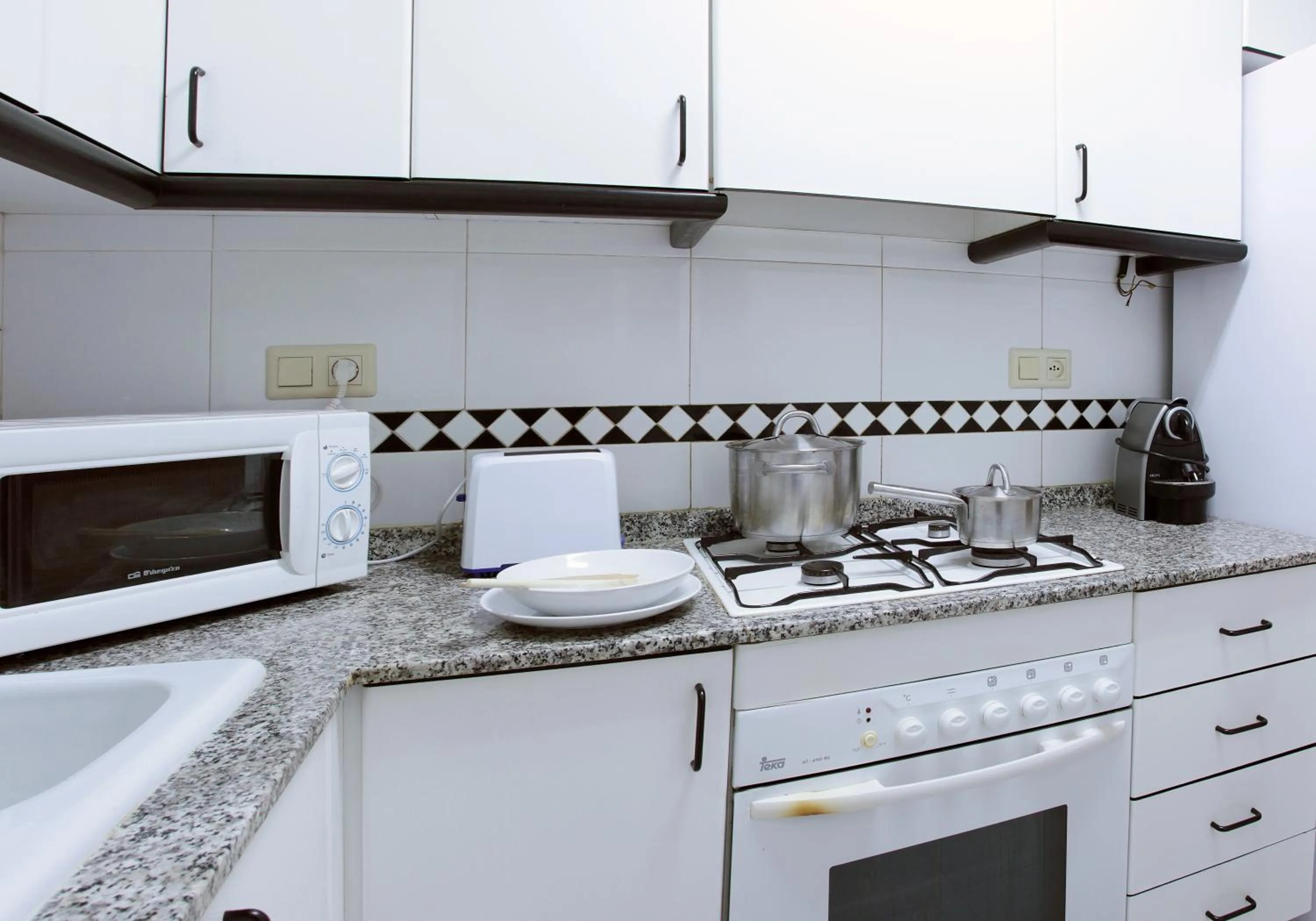 Kitchen or kitchenette in Alguera Apartments Napols