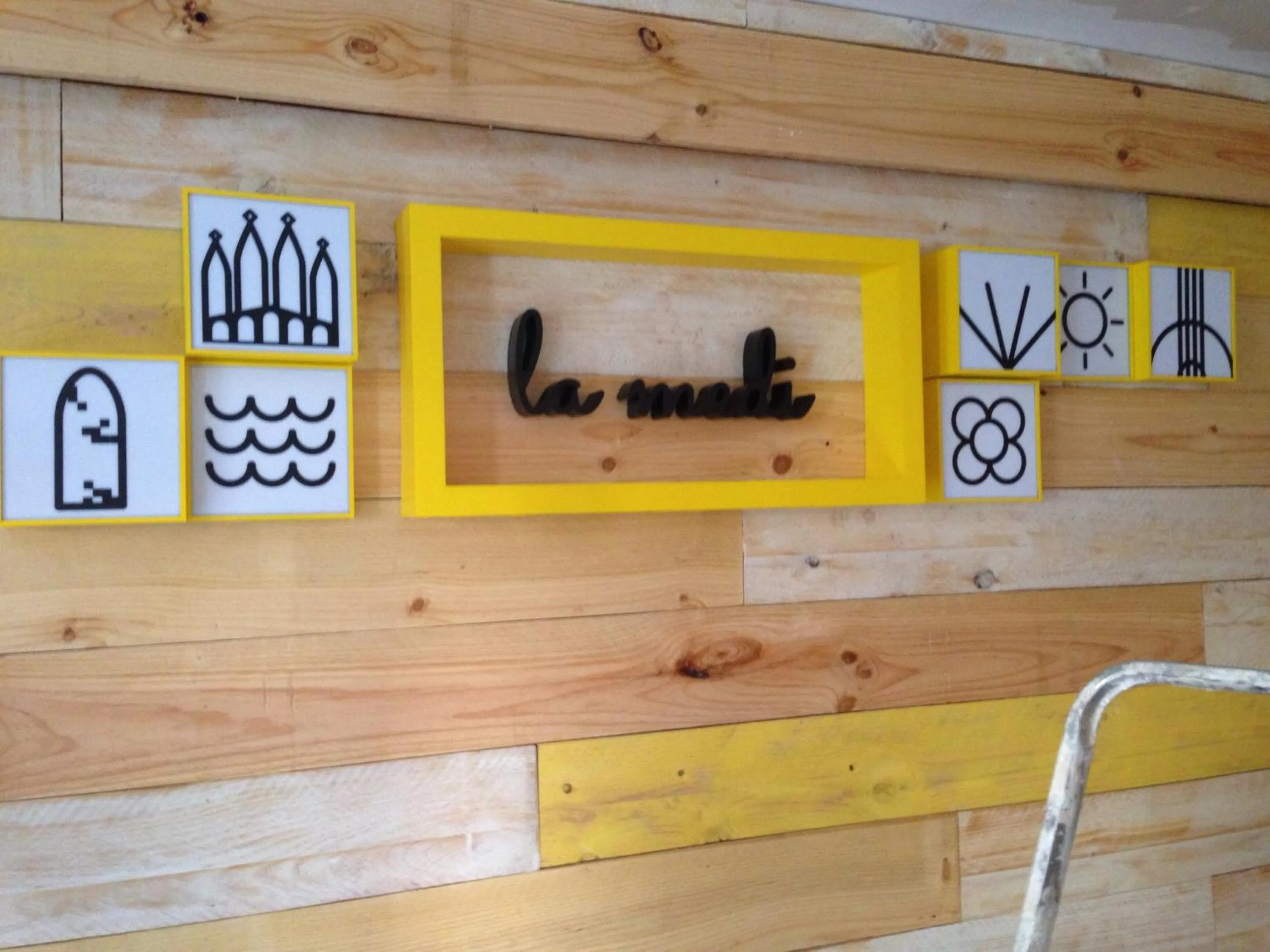 Decorative detail in Alguera Apartments Napols