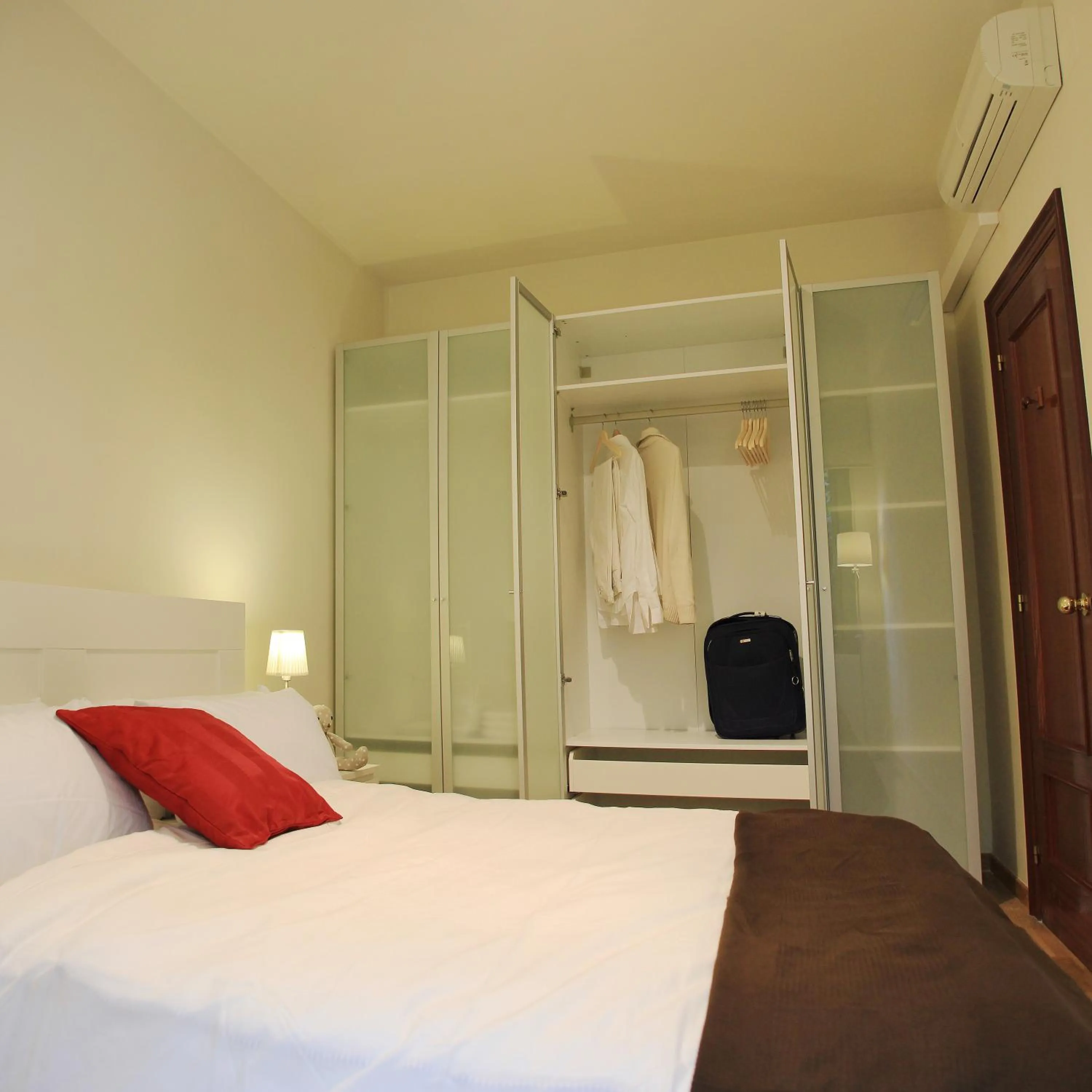 Photo of the whole room, Bed in Alguera Apartments Napols