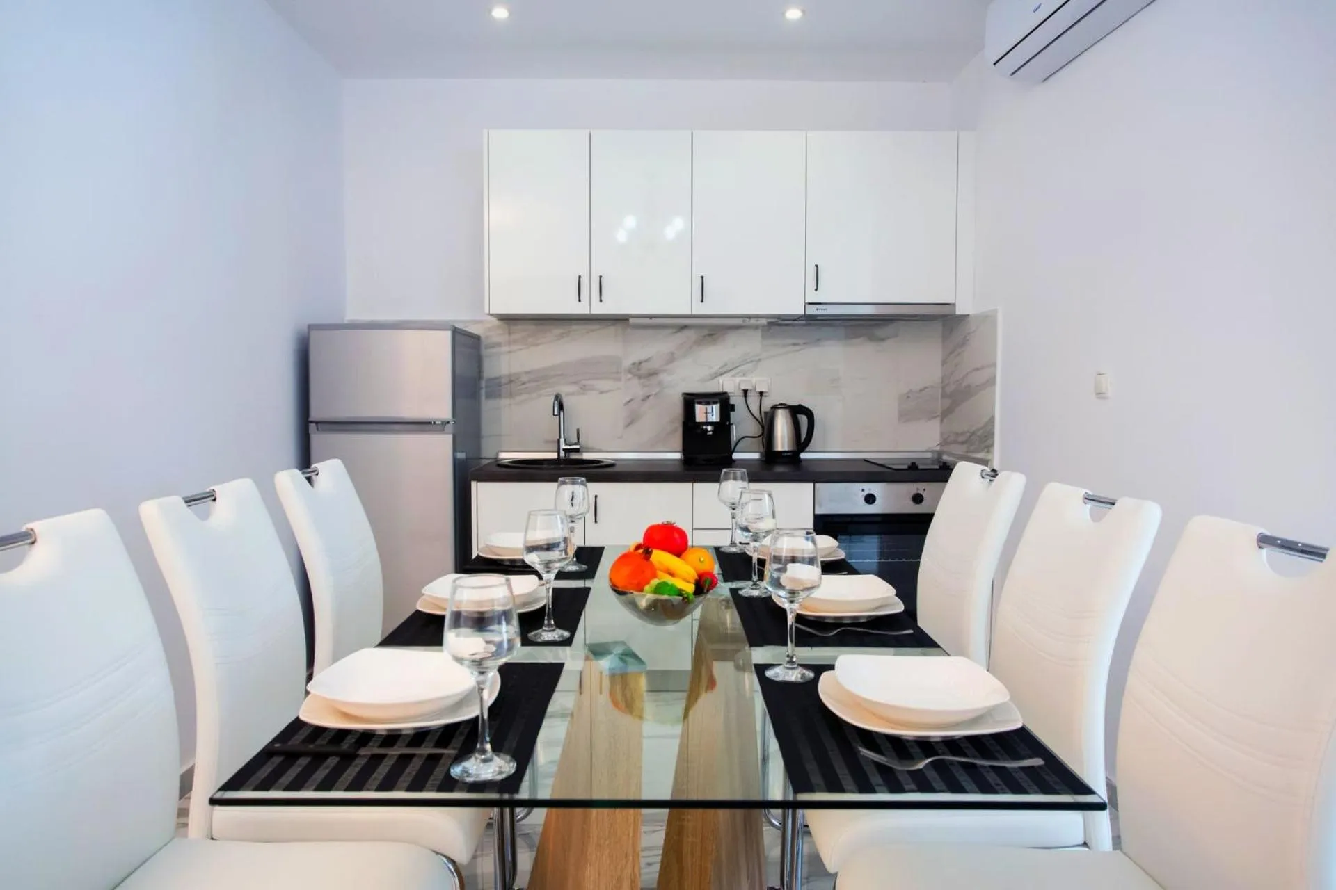 Kitchen or kitchenette in Salonikiou Beach Apartments & Villas