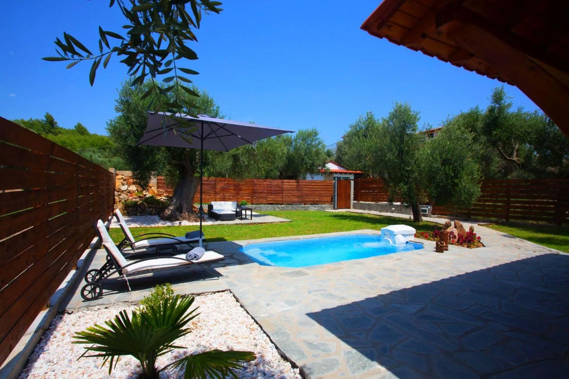Garden in Salonikiou Beach Apartments & Villas