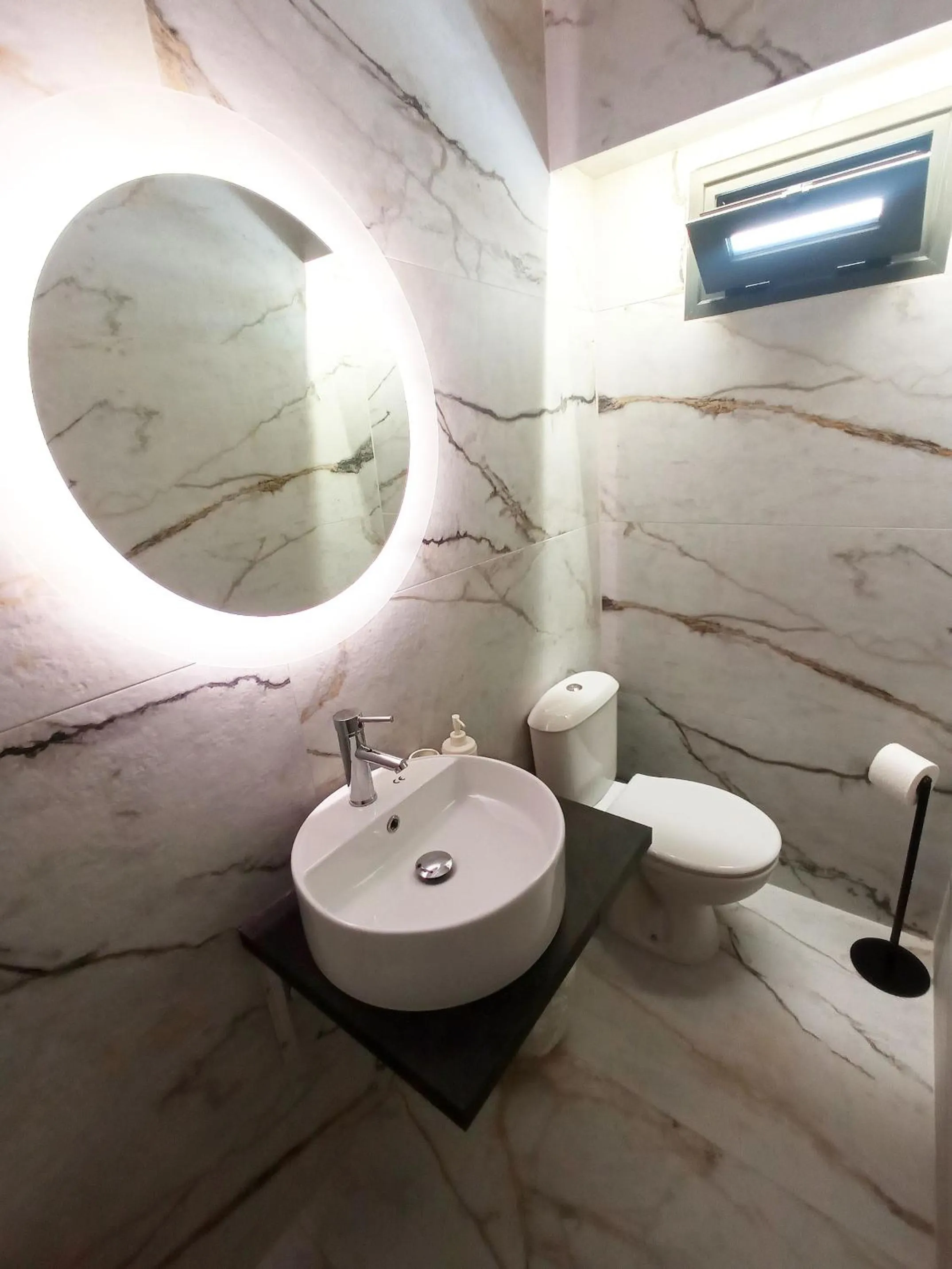 Toilet in Salonikiou Beach Apartments & Villas