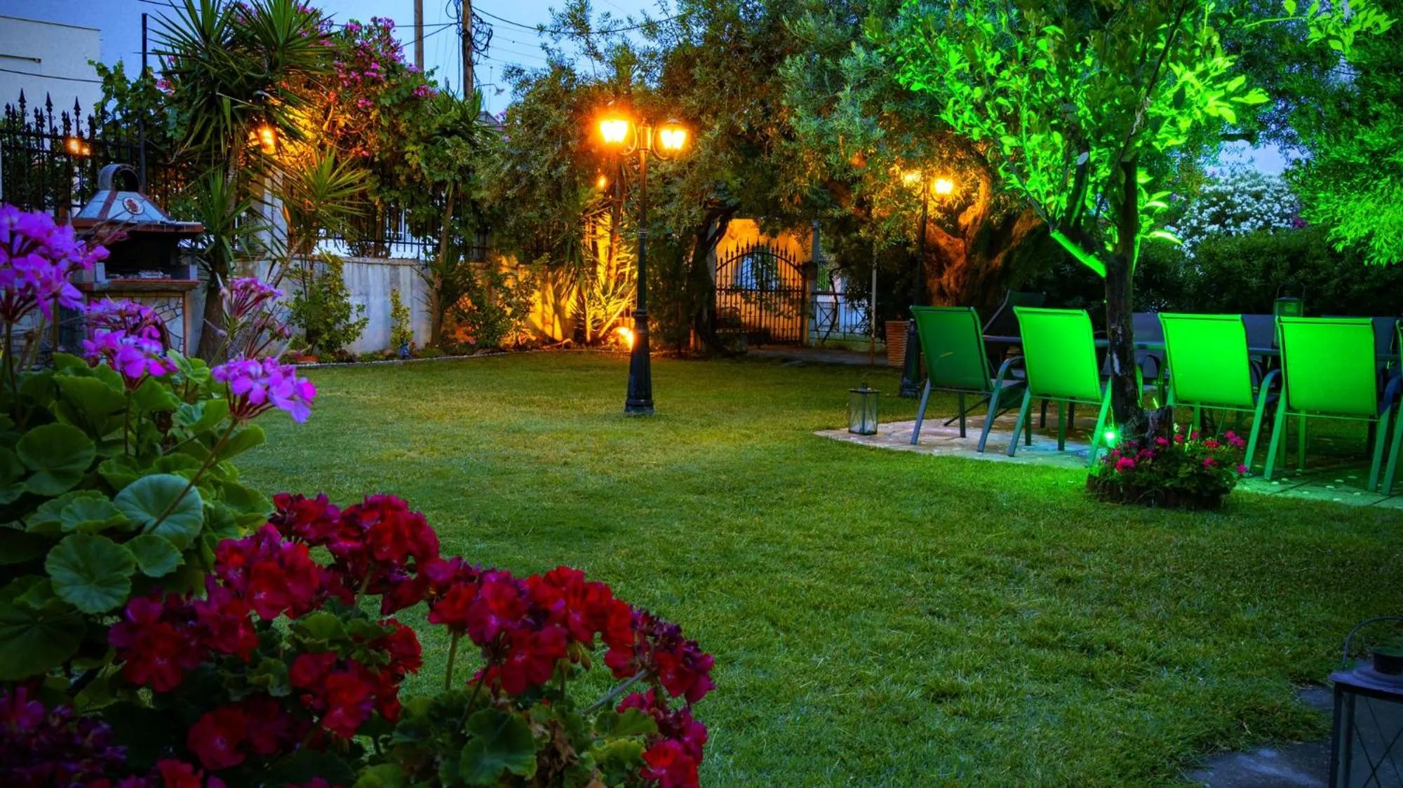 Garden in Salonikiou Beach Apartments & Villas