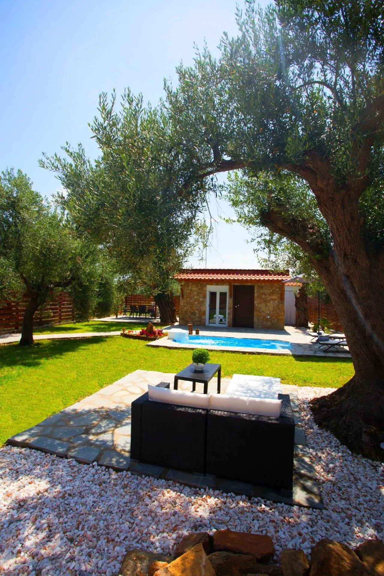 Garden in Salonikiou Beach Apartments & Villas