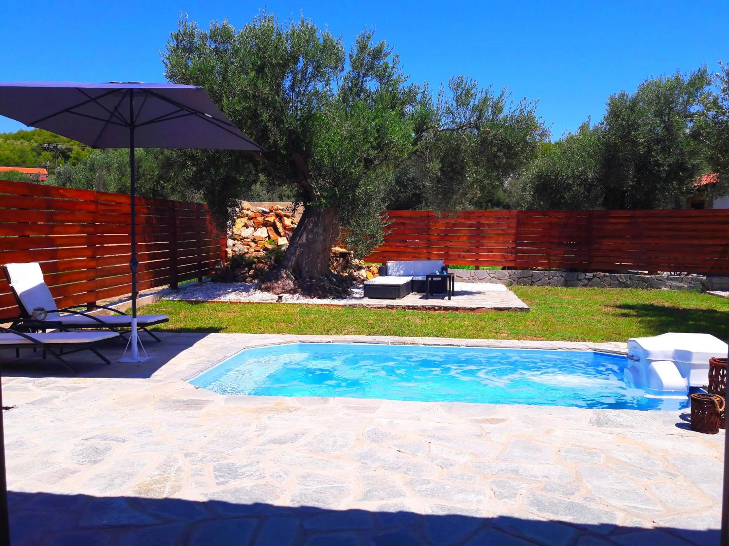 Garden in Salonikiou Beach Apartments & Villas