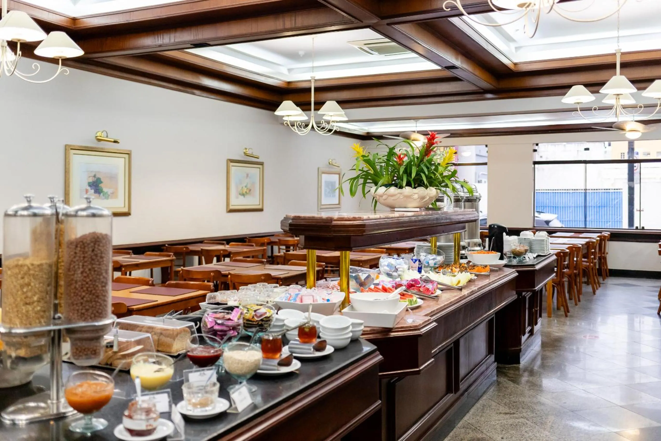 Restaurant/places to eat in Hotel Carlton Plaza