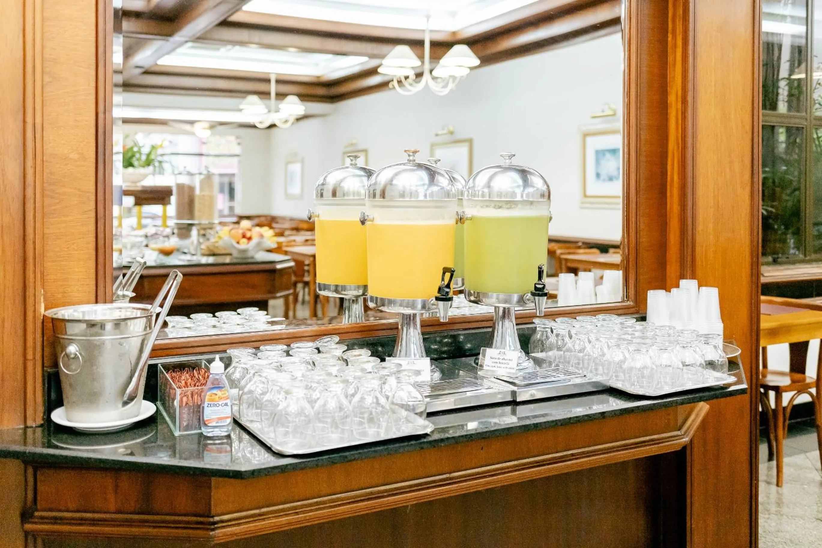 Breakfast in Hotel Carlton Plaza