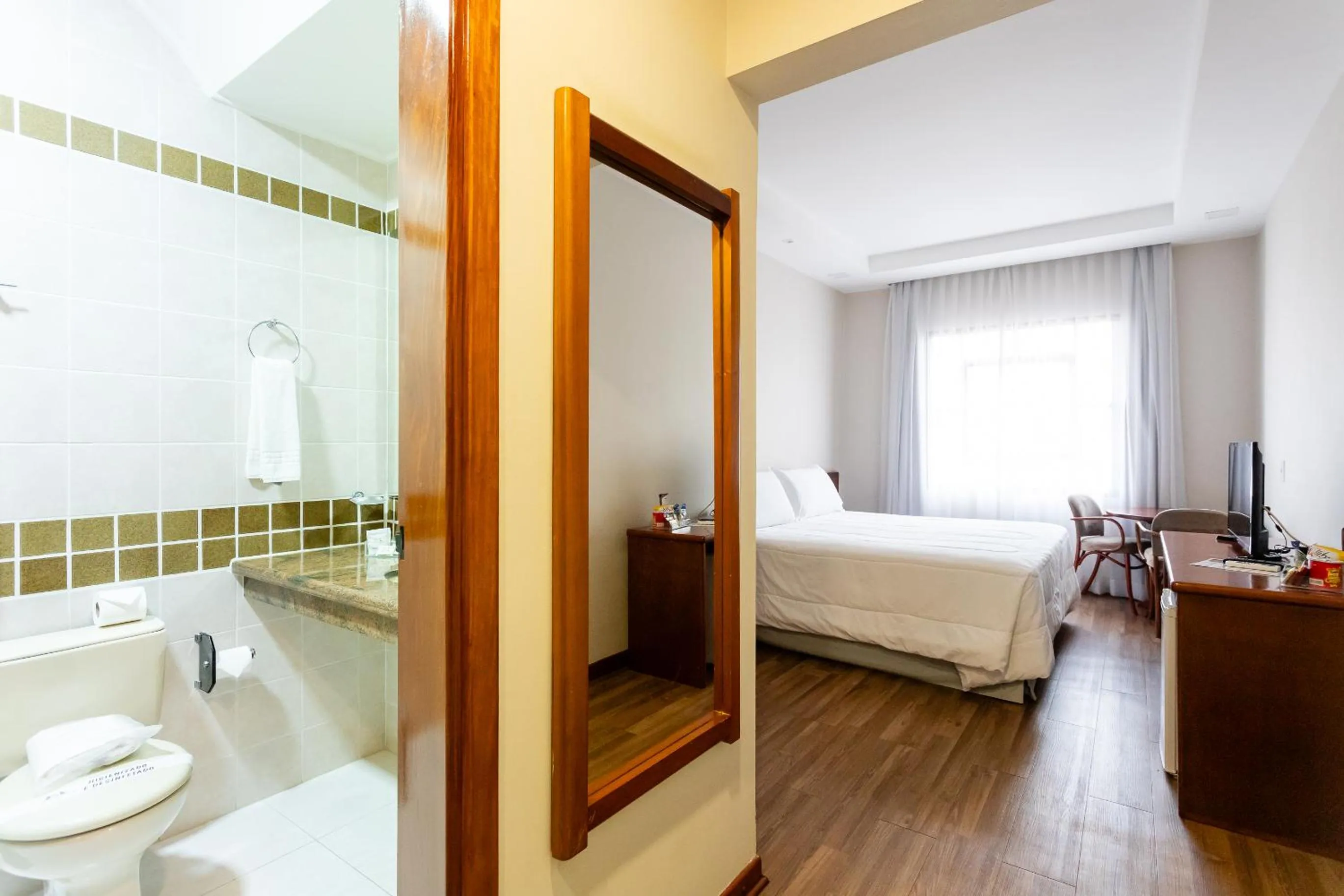 Toilet, Bed in Hotel Carlton Plaza