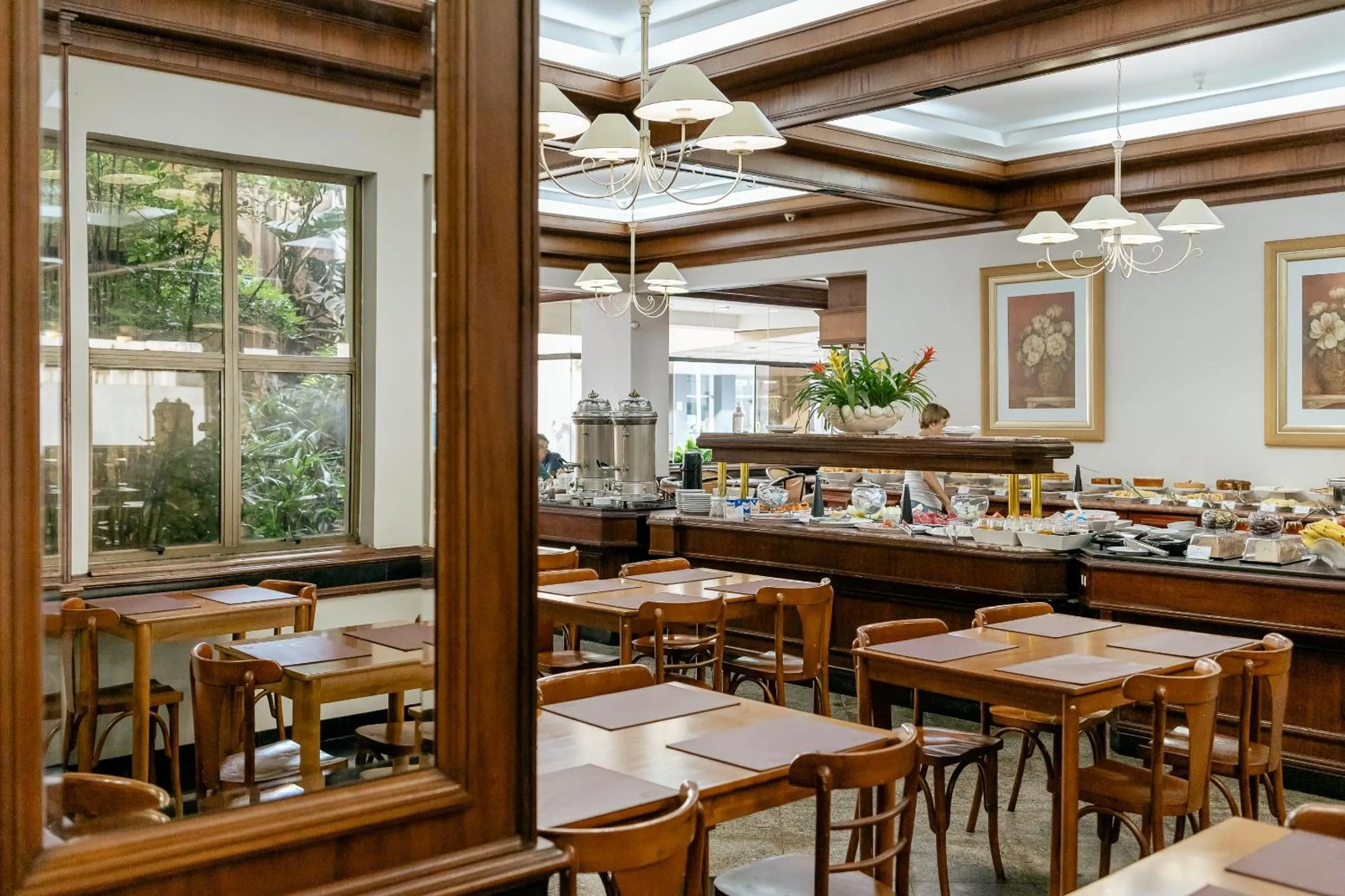 Restaurant/places to eat in Hotel Carlton Plaza