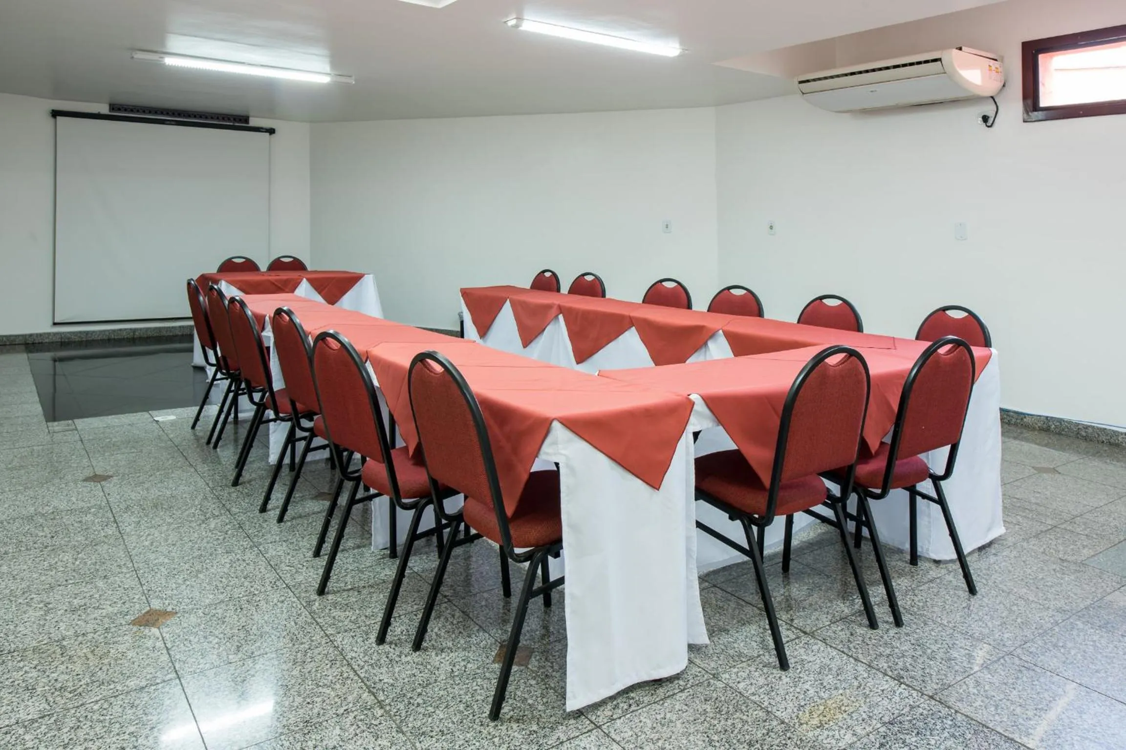 Business facilities in Hotel Carlton Plaza