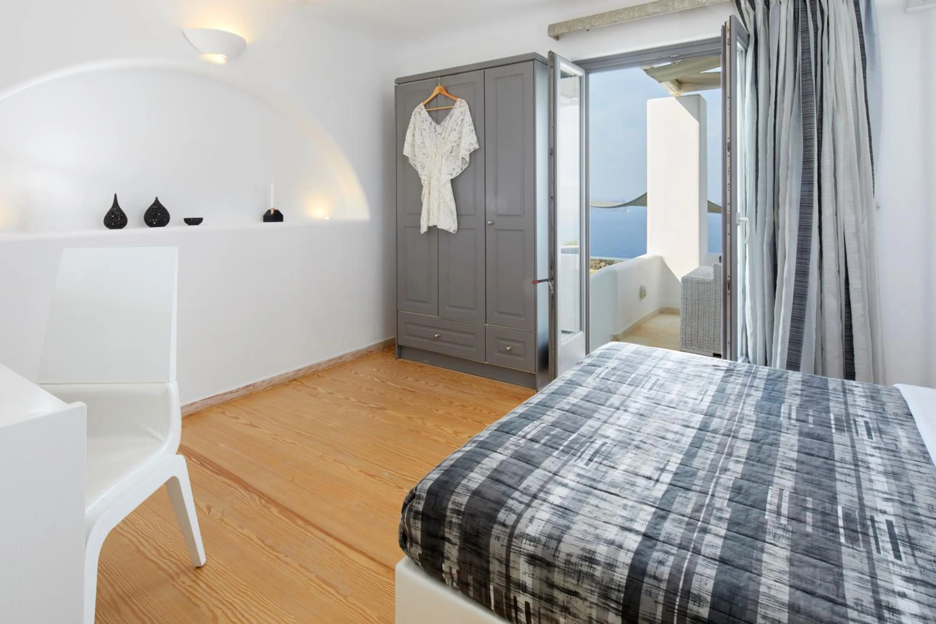 Bed in Santorini Princess Presidential Suites