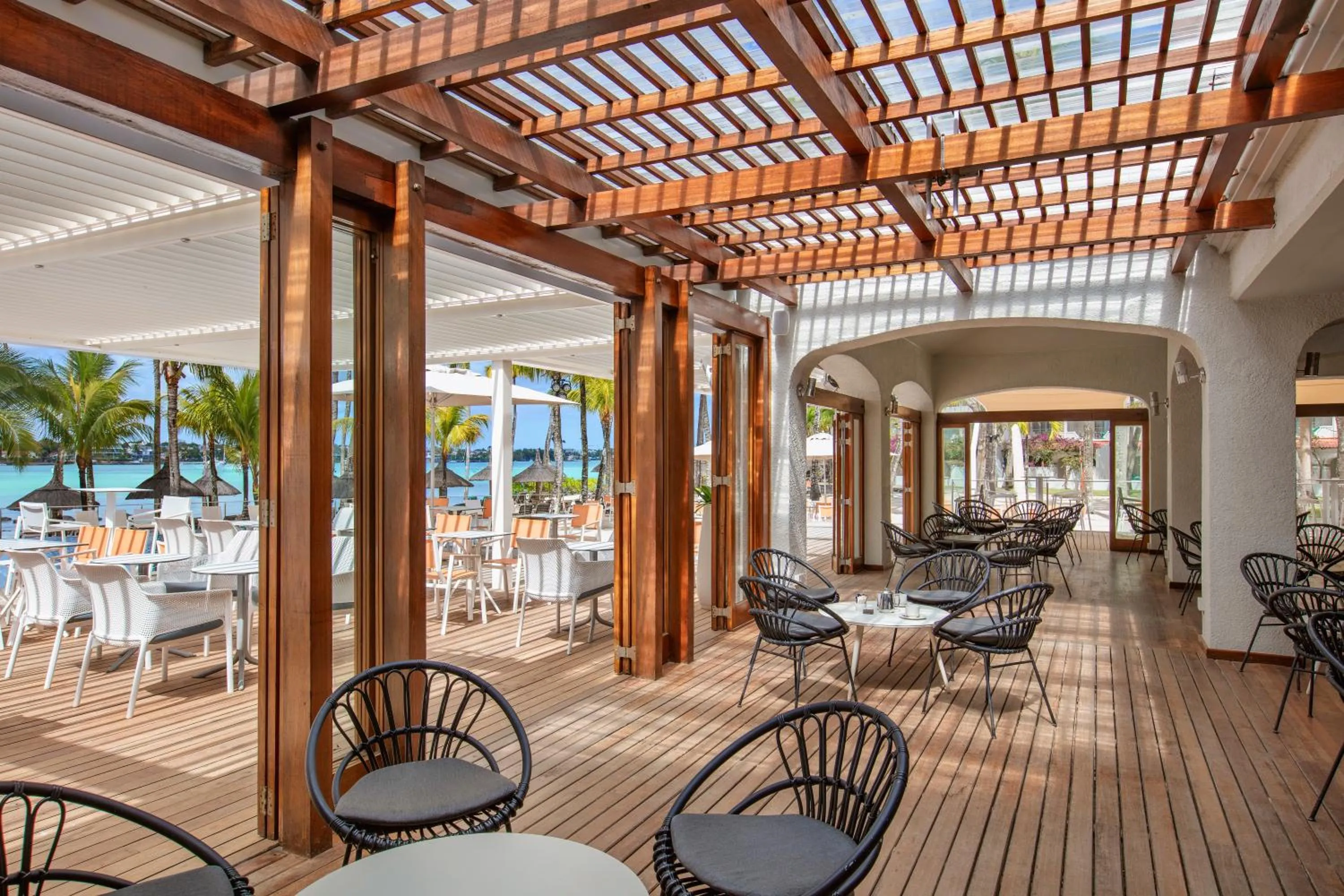 Lounge or bar in Mauricia Beachcomber Resort & Spa