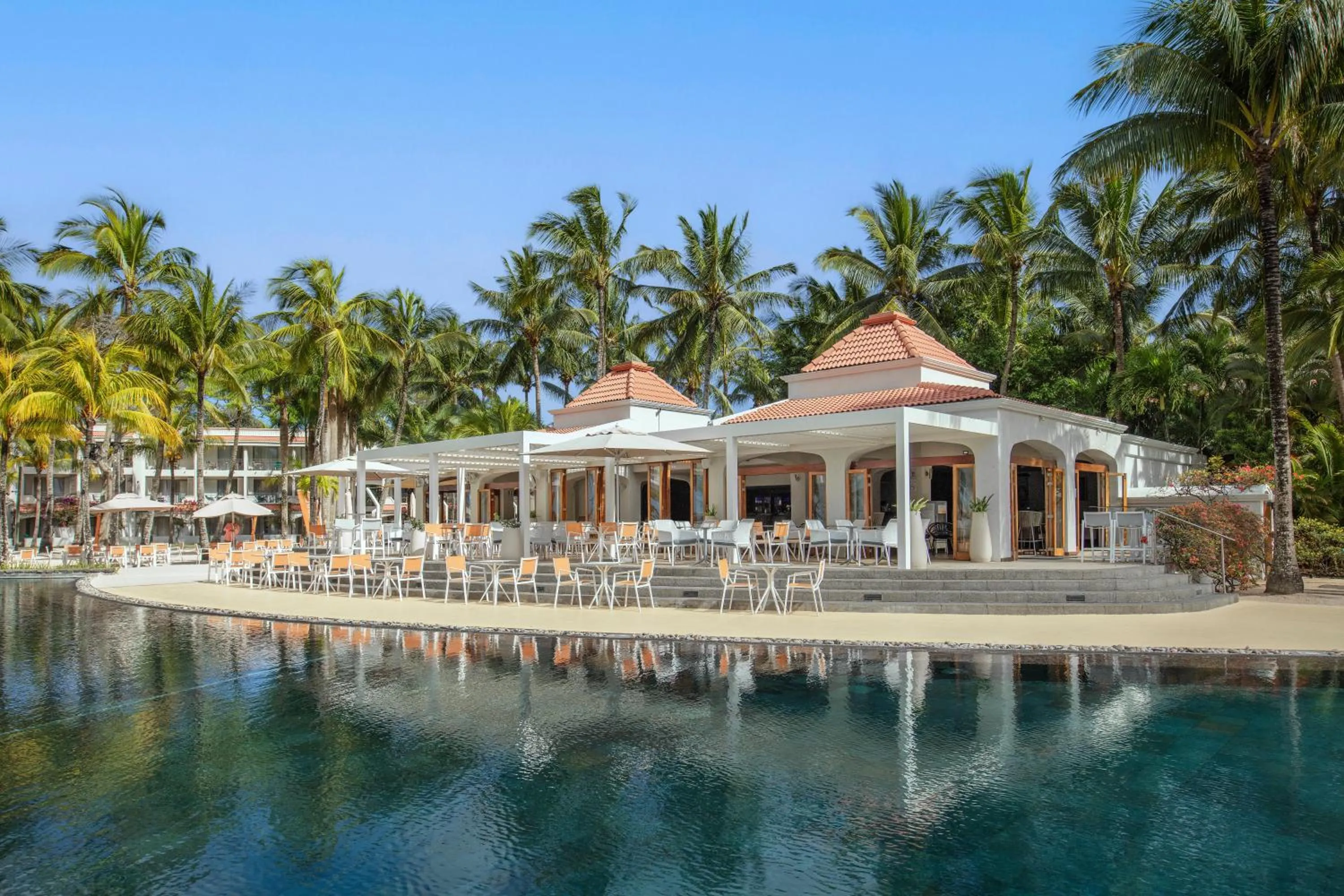 Lounge or bar in Mauricia Beachcomber Resort & Spa