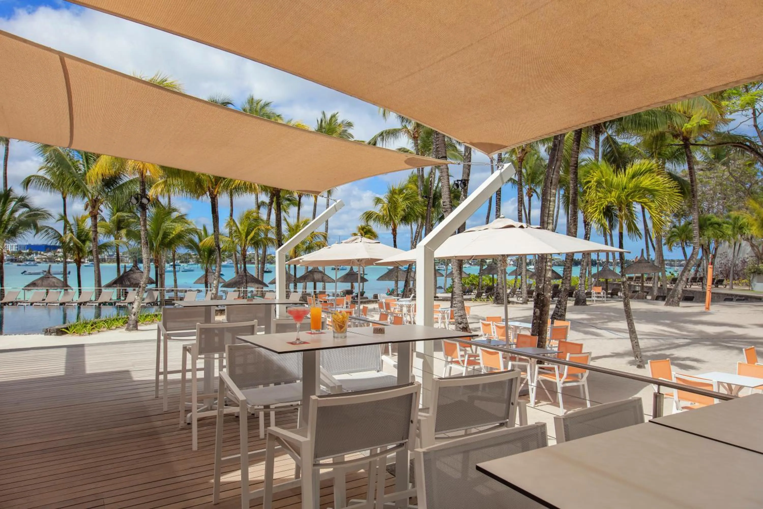 Lounge or bar in Mauricia Beachcomber Resort & Spa