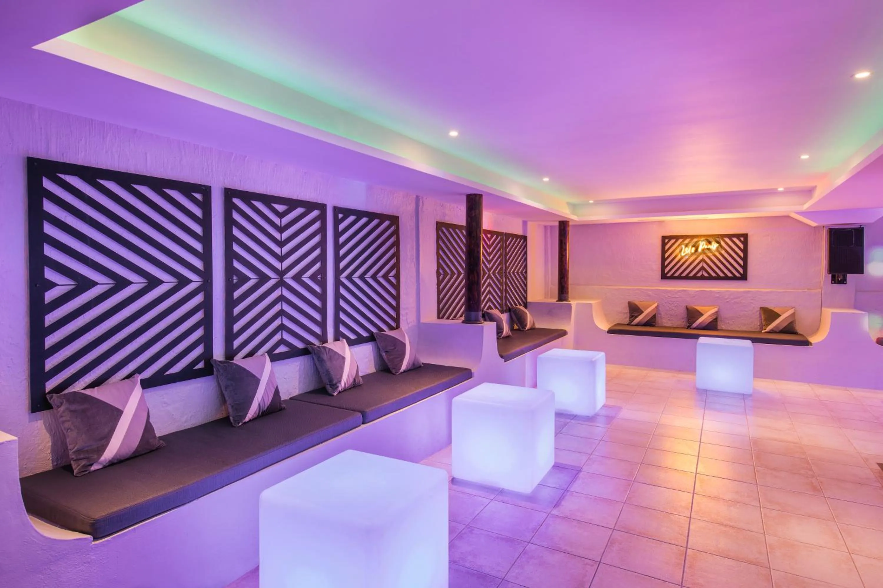 Nightclub / DJ in Mauricia Beachcomber Resort & Spa