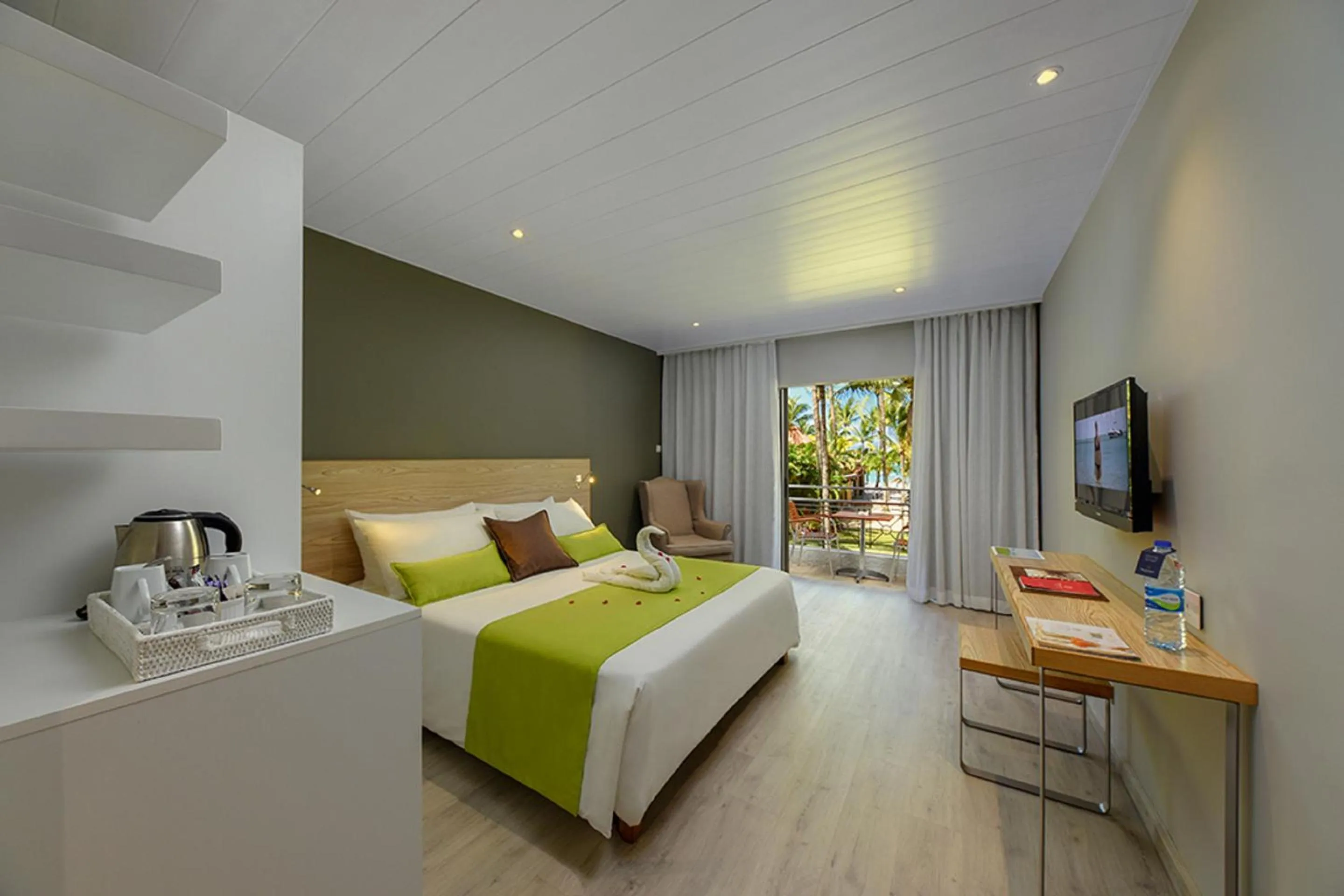 Bed in Mauricia Beachcomber Resort & Spa