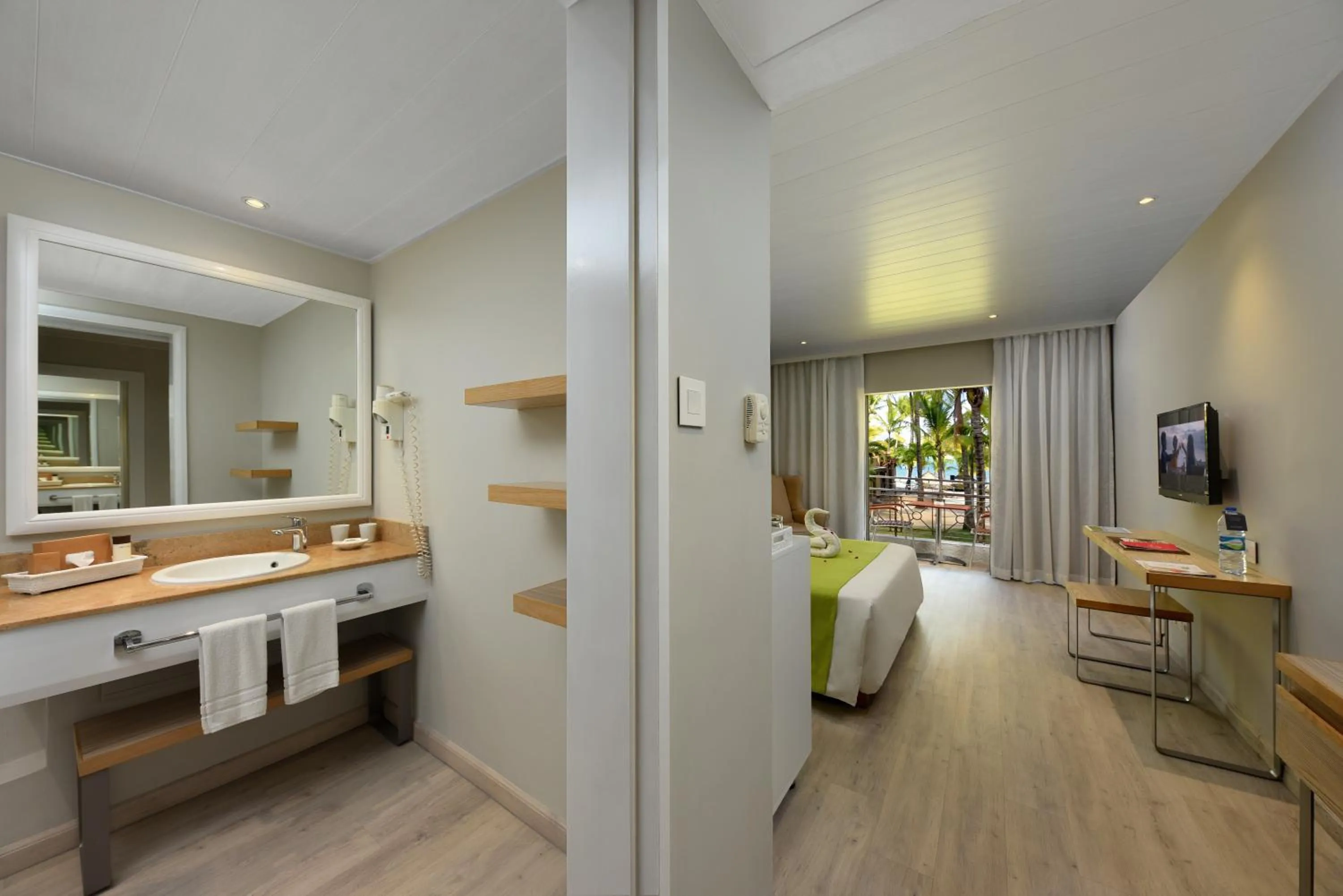 Bed in Mauricia Beachcomber Resort & Spa