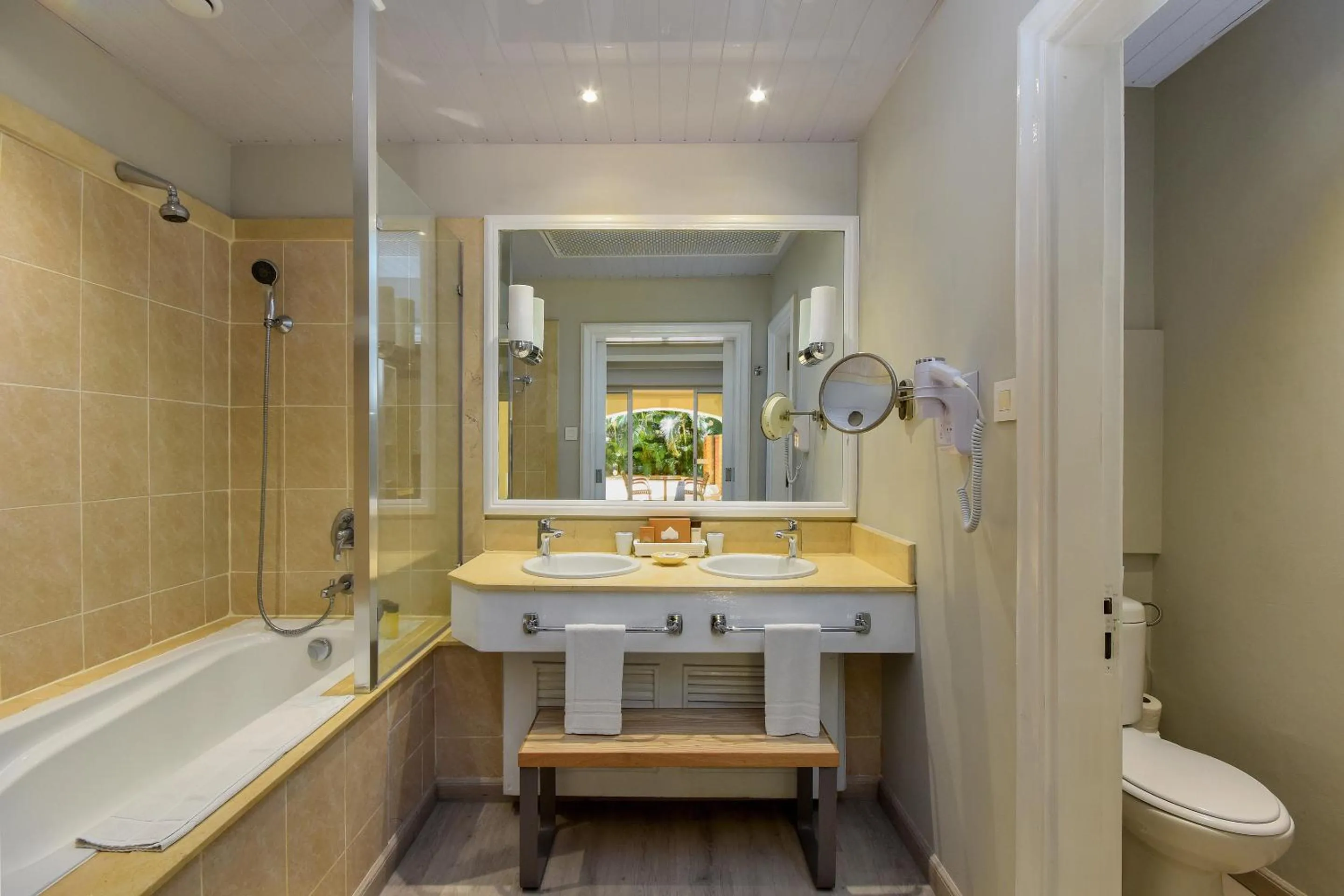 Shower in Mauricia Beachcomber Resort & Spa