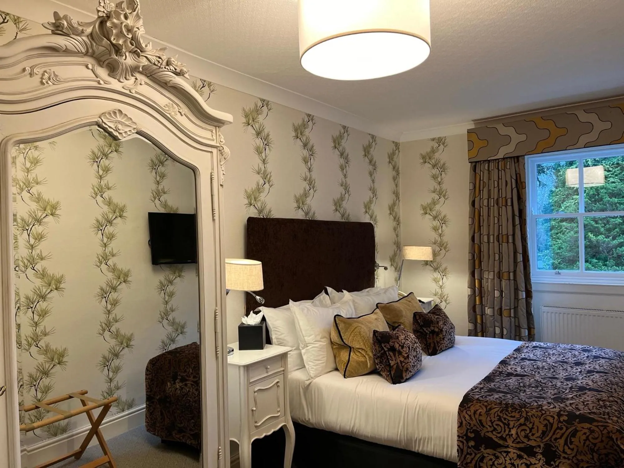 Bed in Storrs Hall Hotel on the shore of Lake Windermere