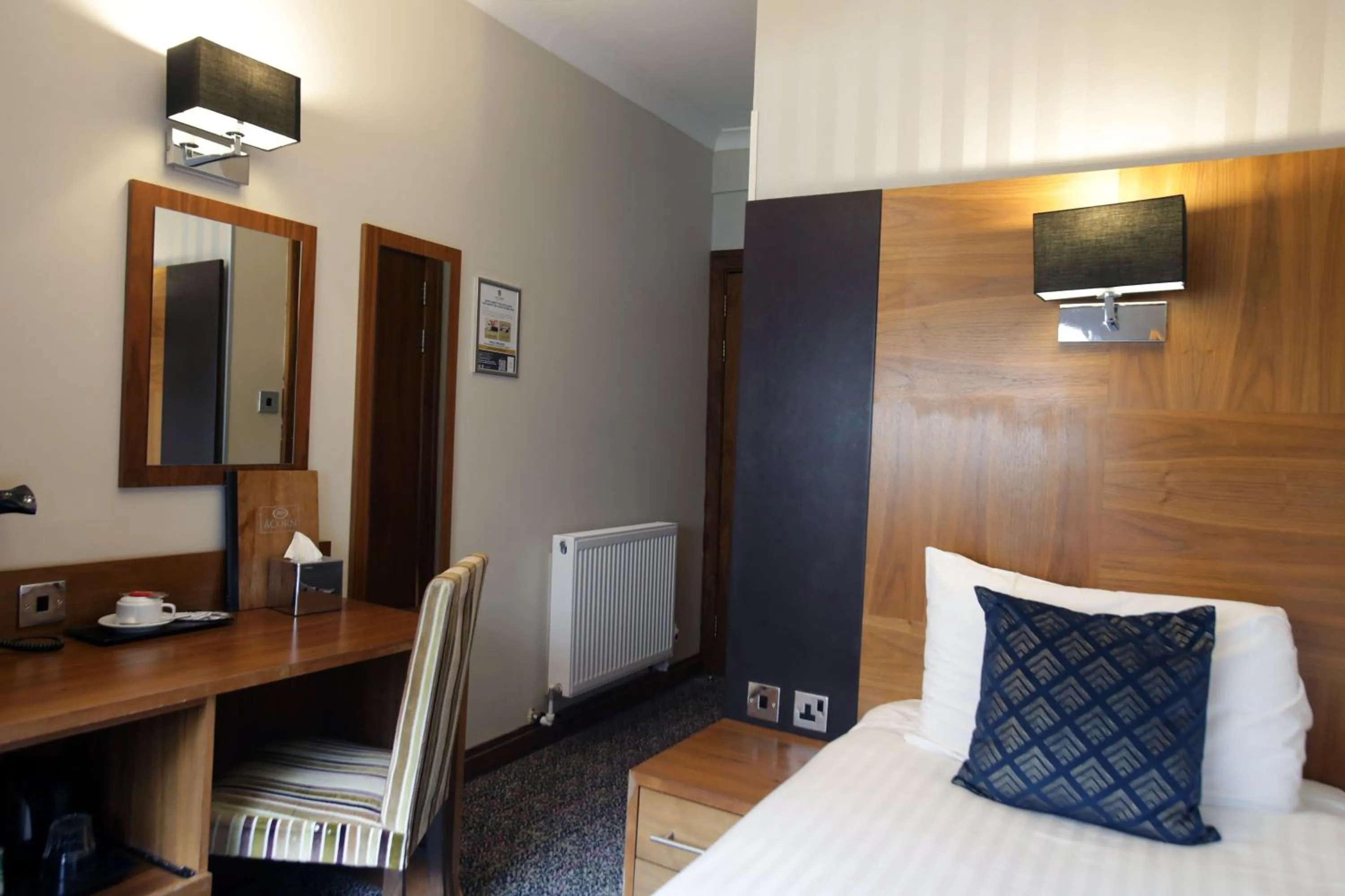 Photo of the whole room, Bed in Acorn Hotel