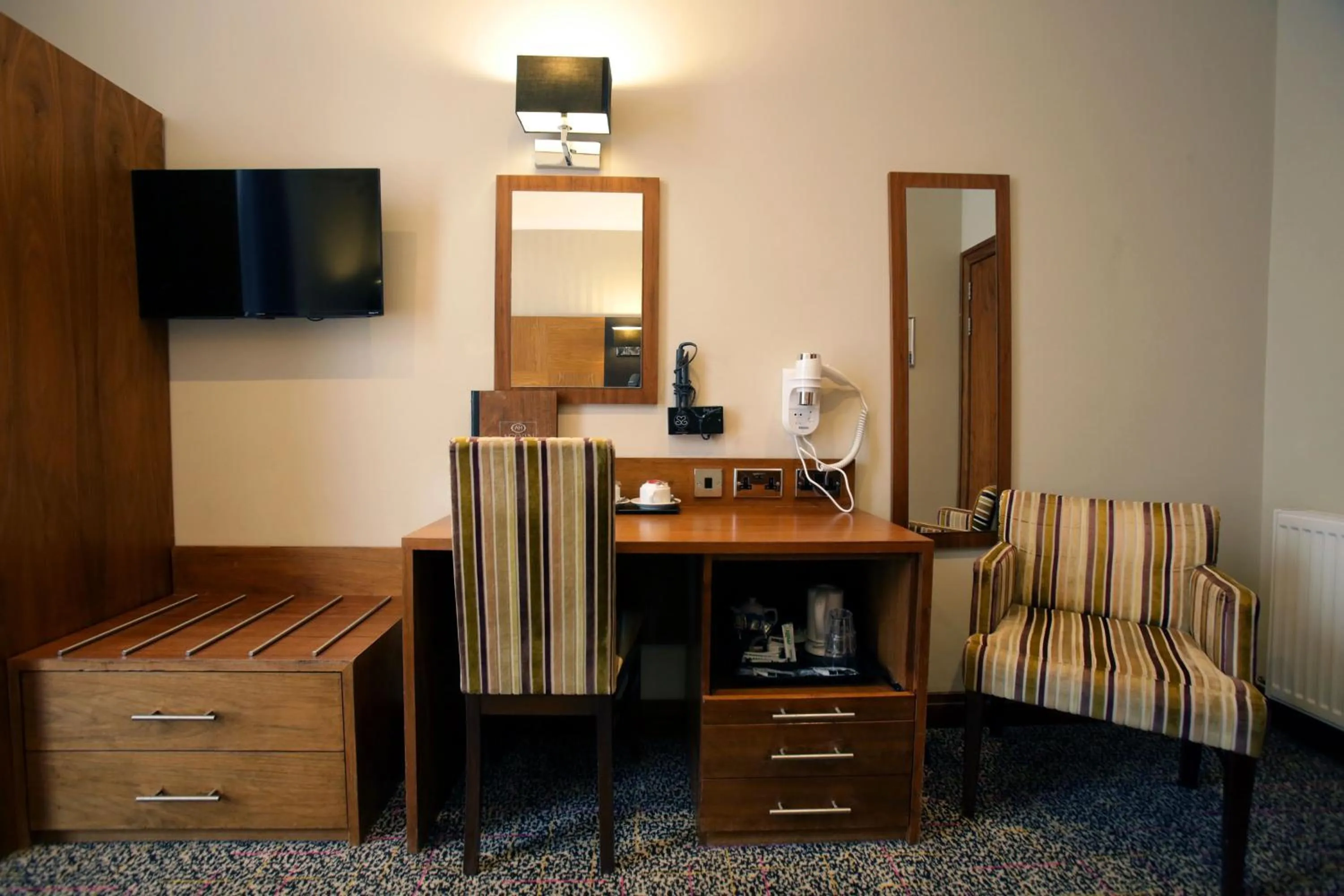 TV and multimedia in Acorn Hotel