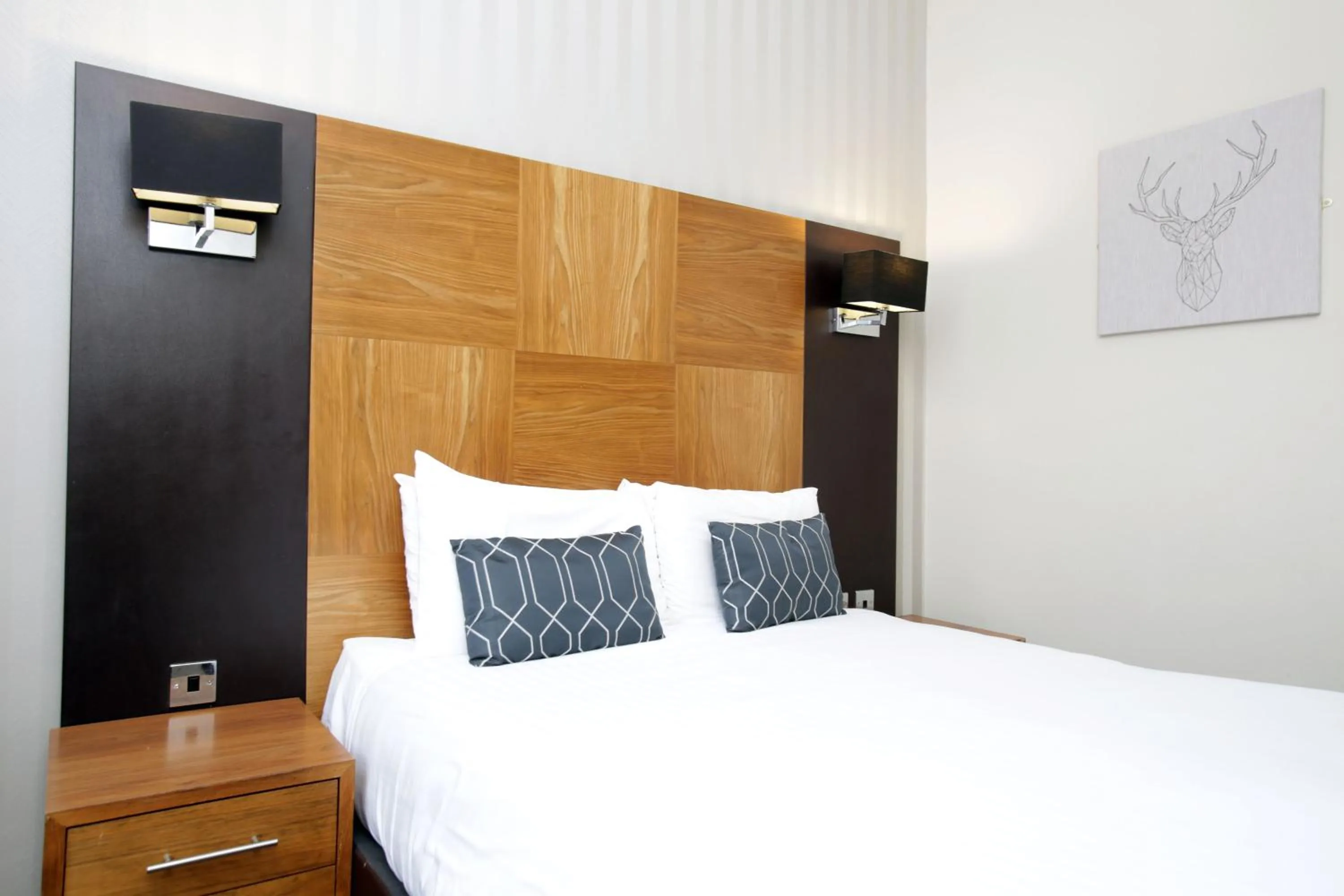 Photo of the whole room, Bed in Acorn Hotel