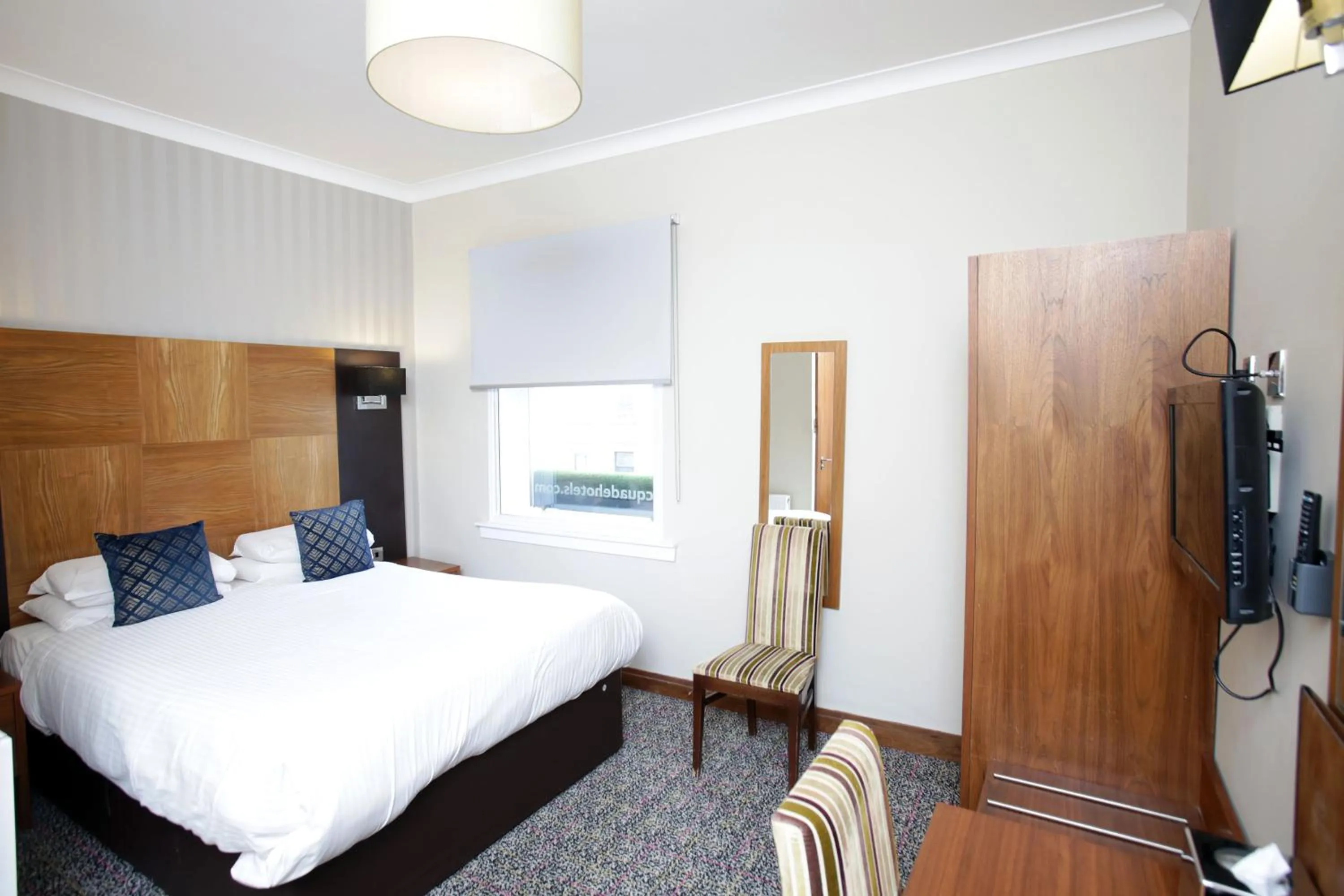 Photo of the whole room, Bed in Acorn Hotel