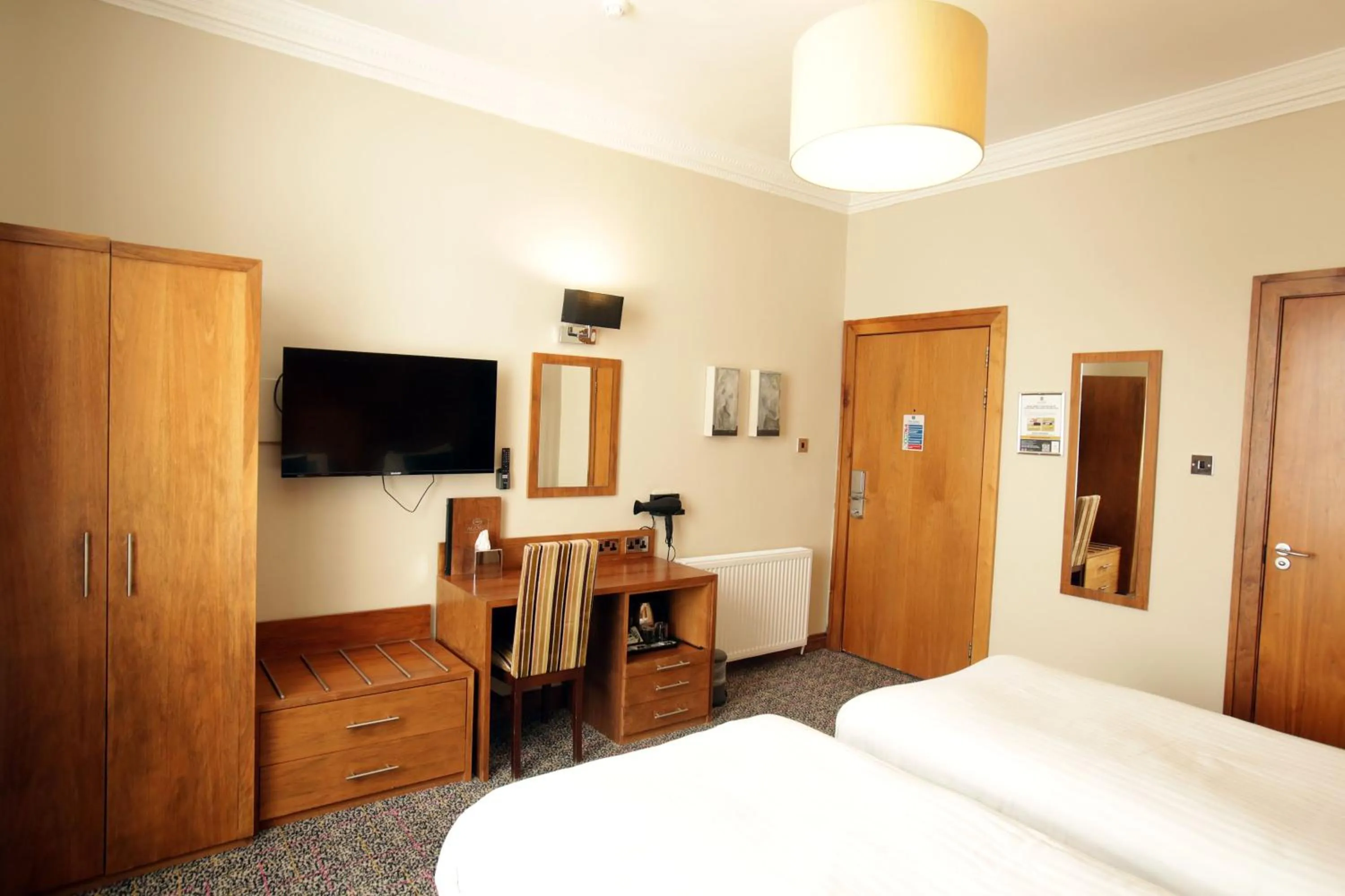 Photo of the whole room, Bed in Acorn Hotel