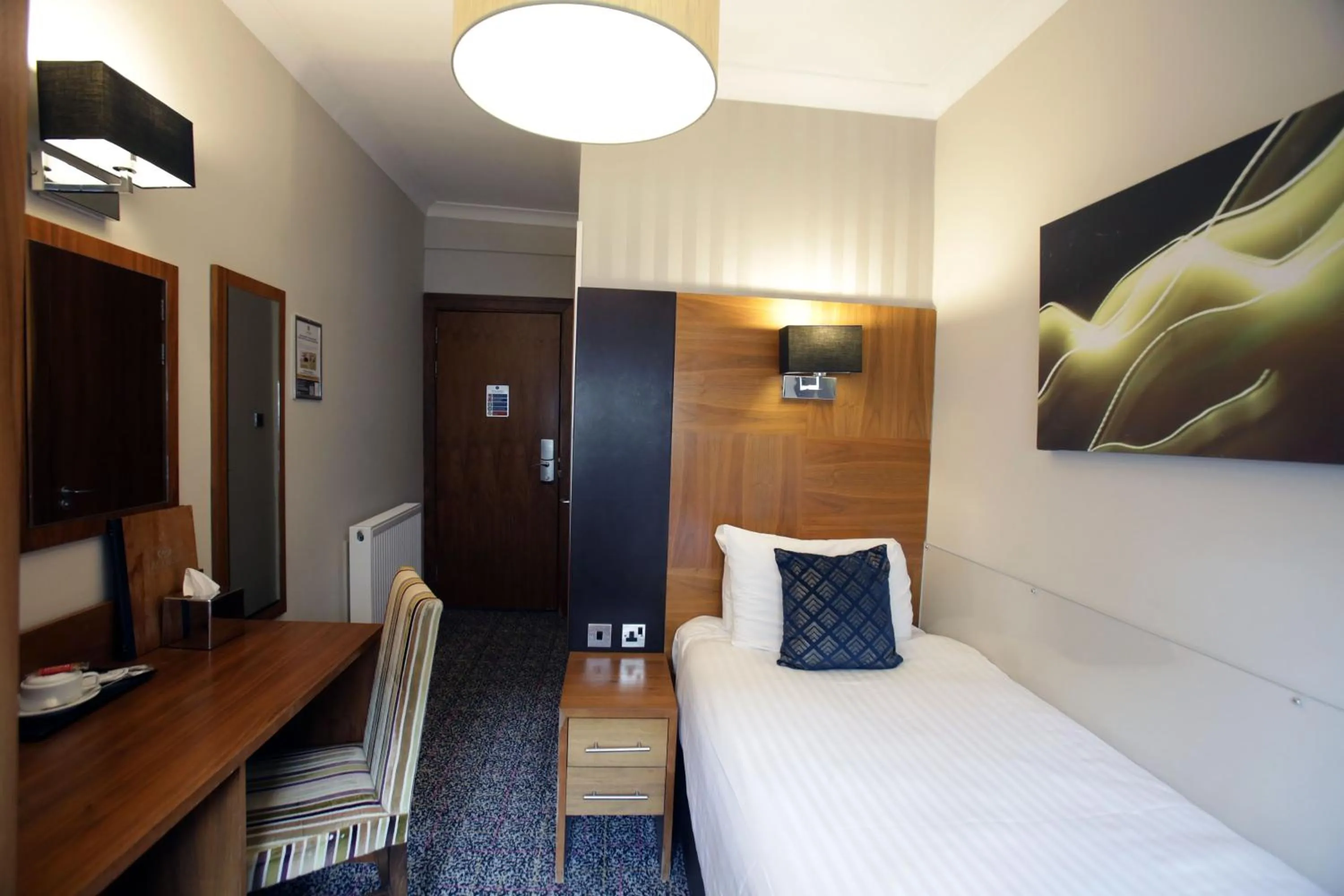 Photo of the whole room, Bed in Acorn Hotel